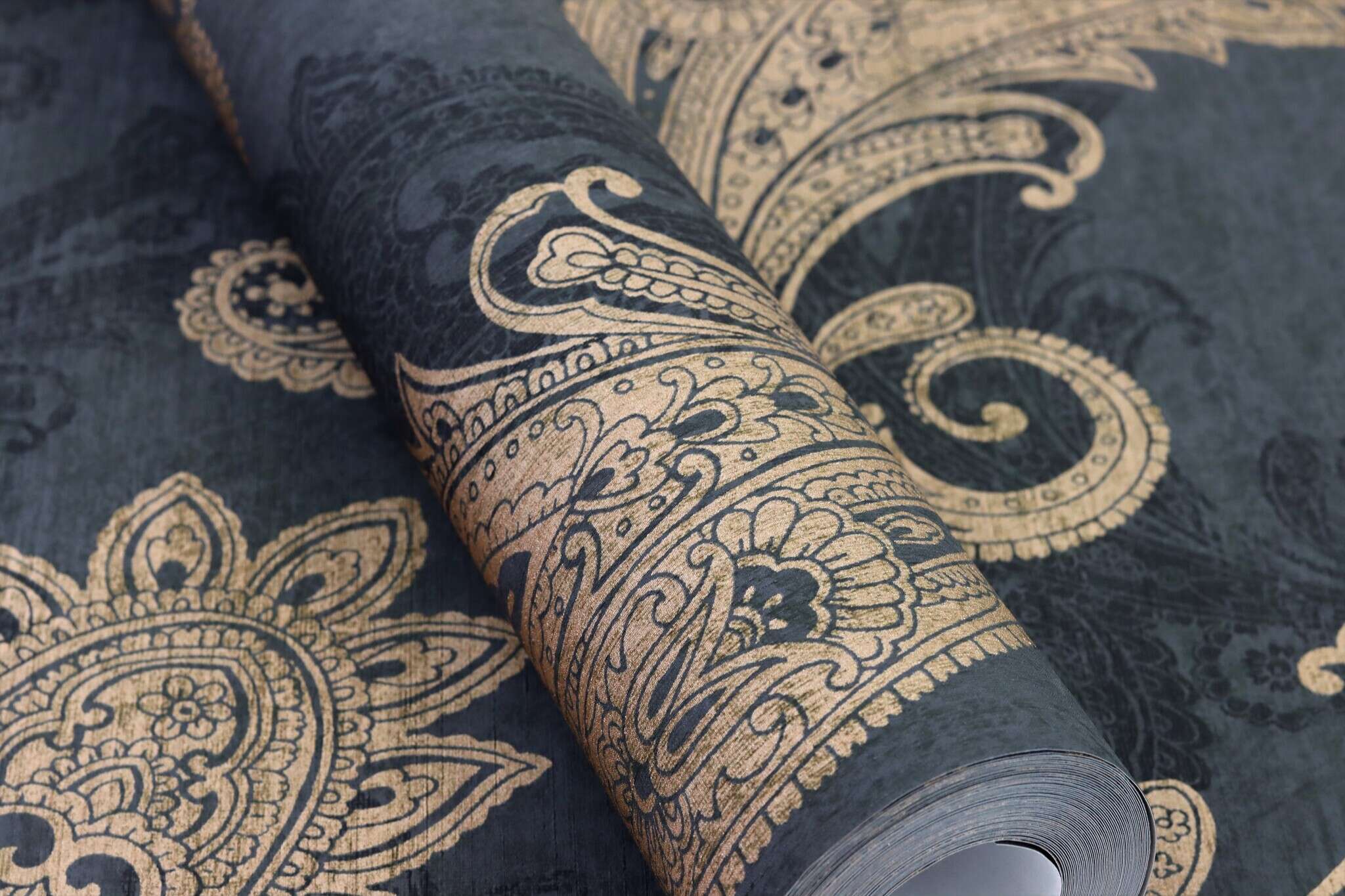 10-746464 Detailaufnahmen 10 Detailed image of Oriental wallpaper with paisley-style ornaments