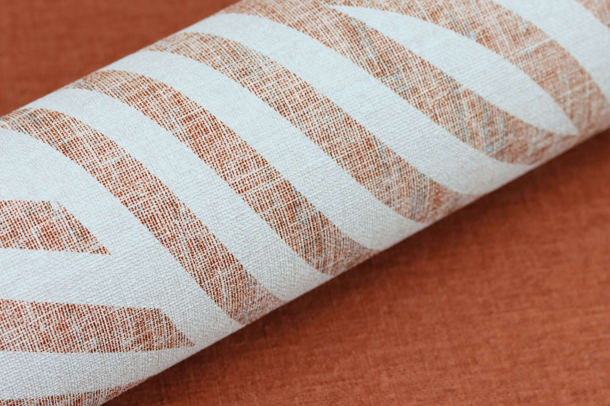 10-704549 Detailaufnahmen 13 Non-woven wallpaper in light red-terra Selection 704549
