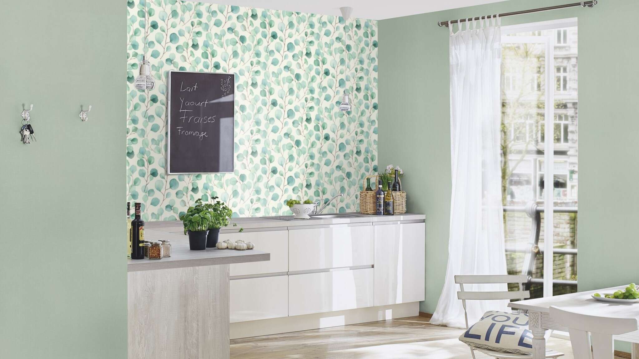 10-691702 Raumsituationen 2 Une chambre avec Papier peint avec des feuilles d'eucalyptus dans un style aquarelle