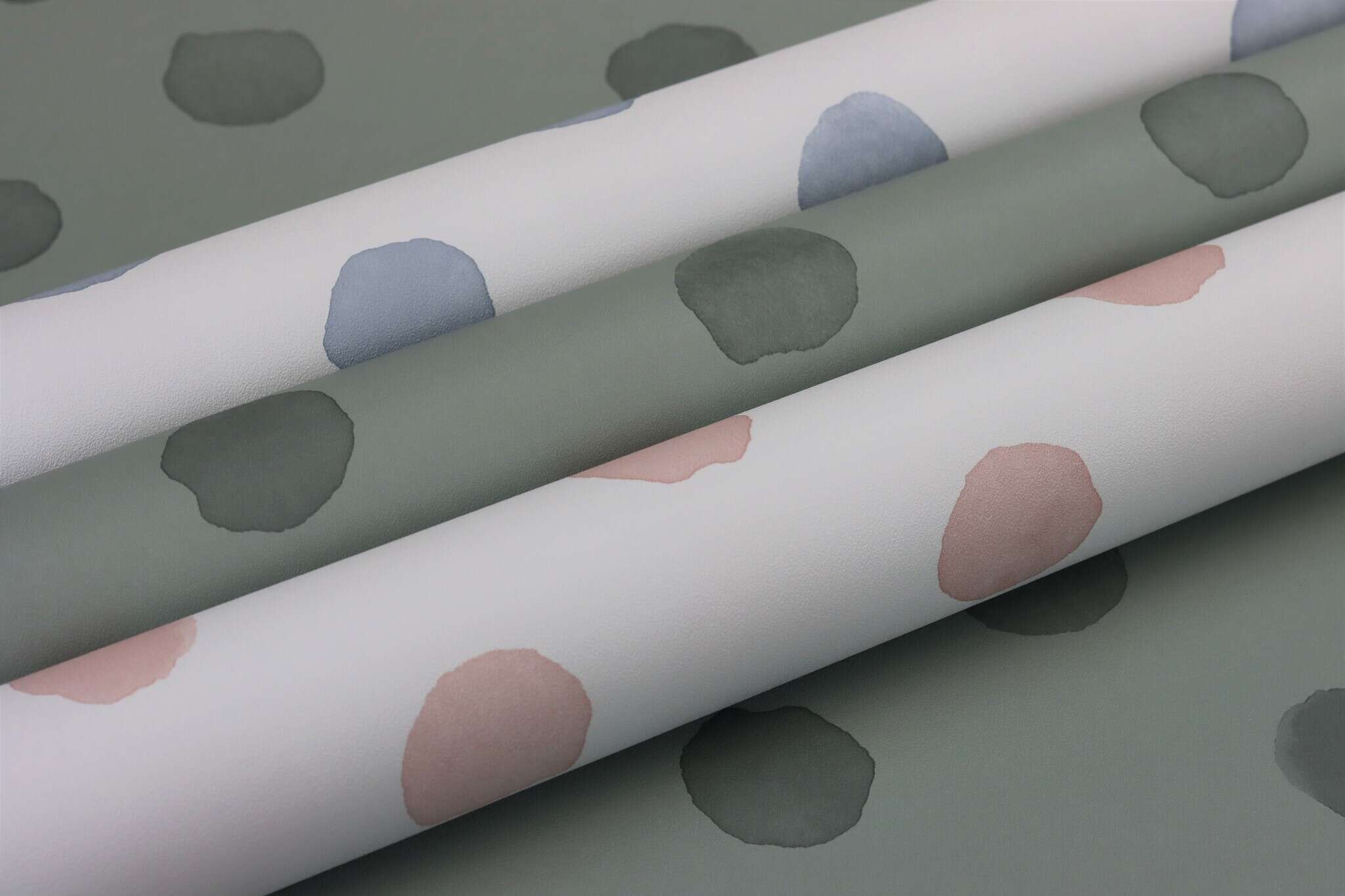 10-252033 Detailaufnahmen 1 Detailed image of Playful wallpaper with hand-painted blue dots on a light background