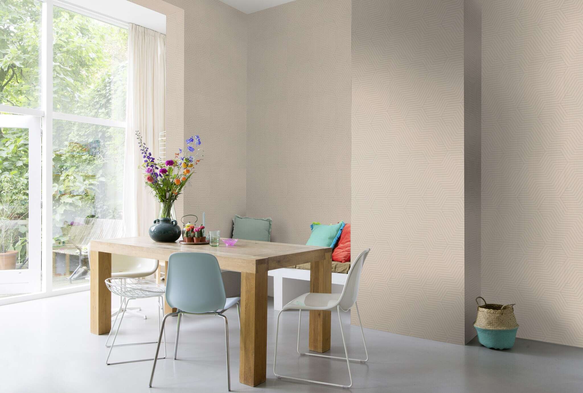 10-312522 Raumsituationen 1 Raum mit Vliestapete in Taupe mit dezentem Sechseck-Linienmuster für moderne Wandgestaltung