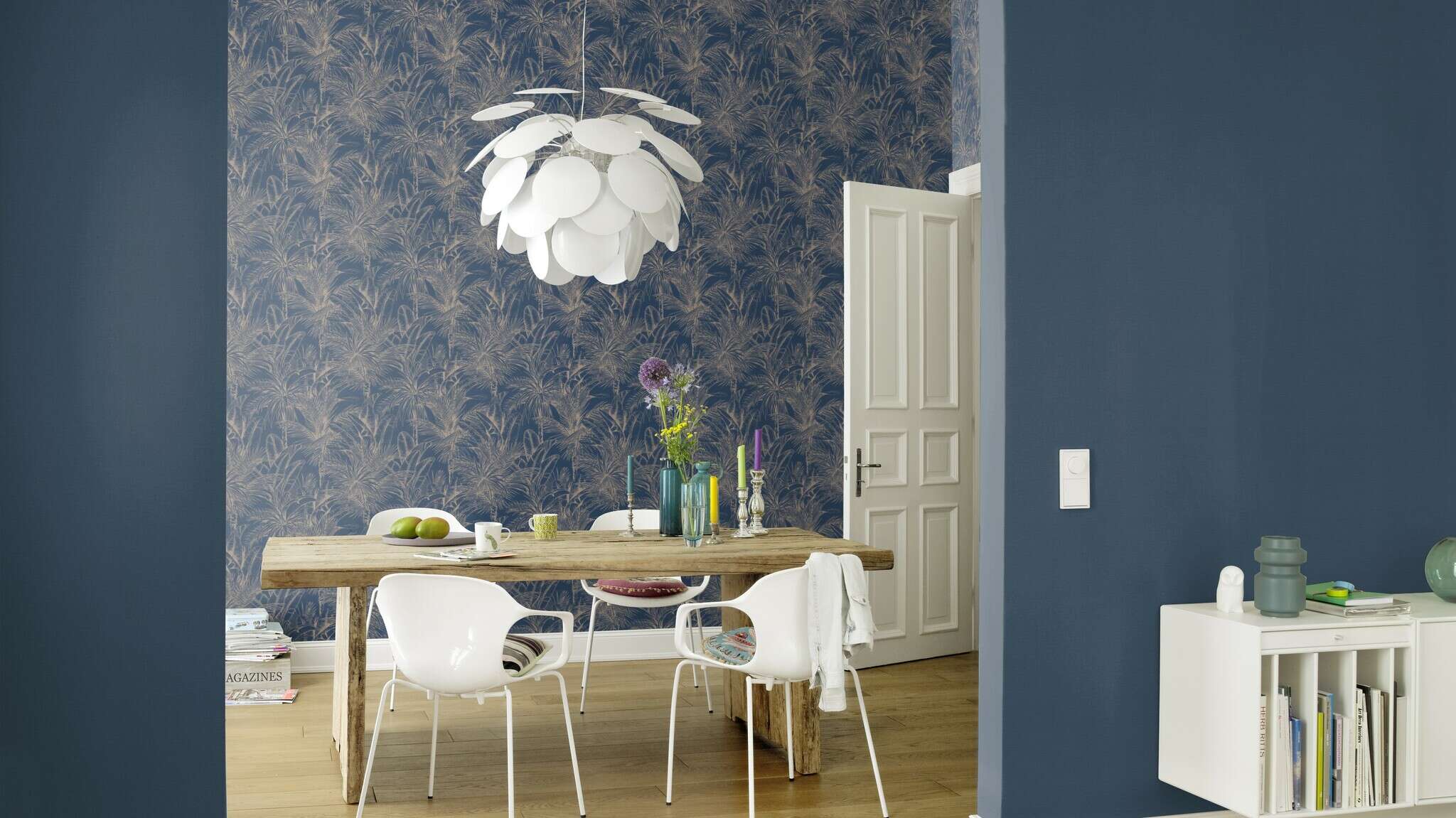 10-452082 Raumsituationen 4 Room with Wallpaper in dark blue with a fine fabric effect.