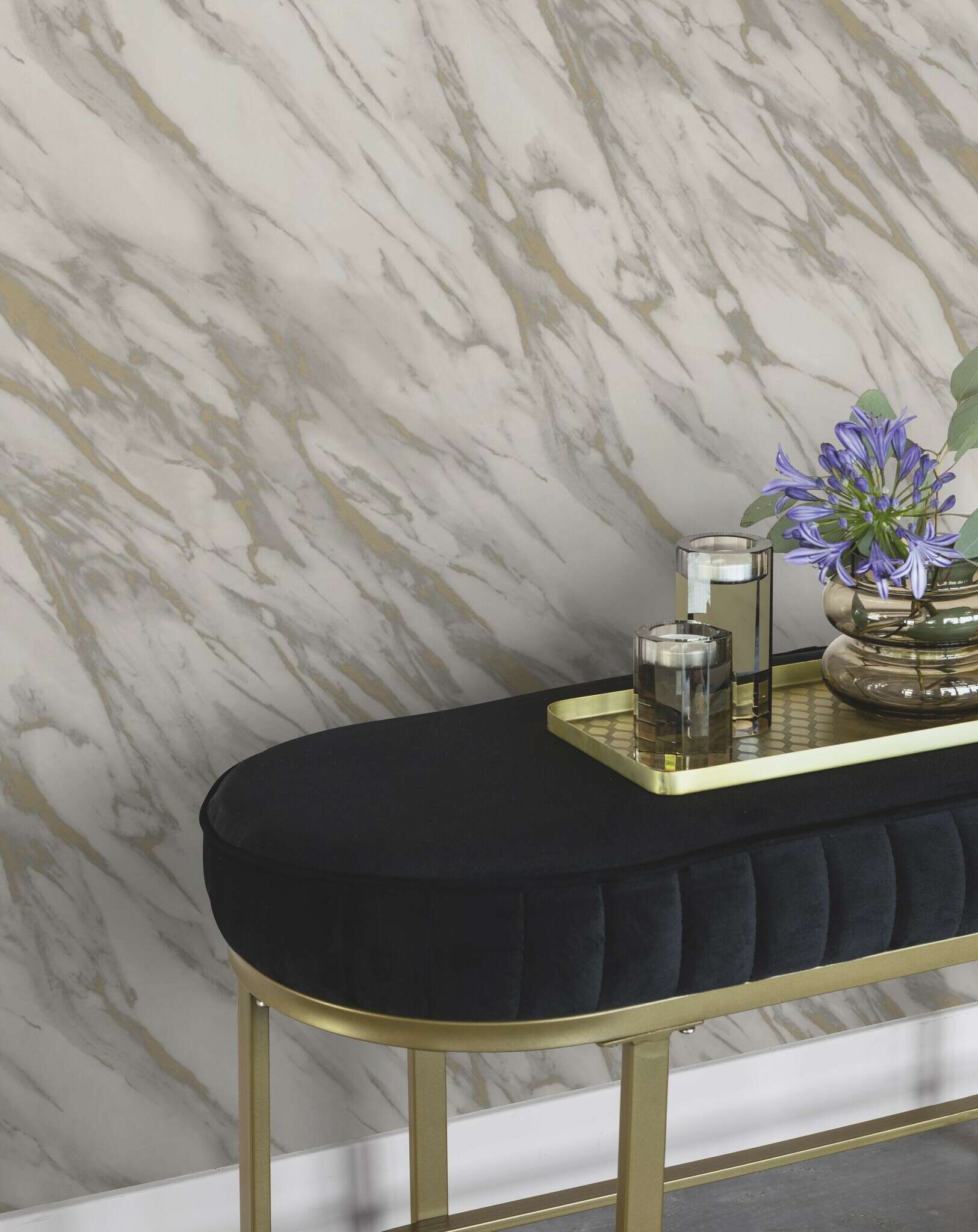 10-200140 Raumsituationen 1 Room with Elegant marble wallpaper with dynamic veins in grey and gold