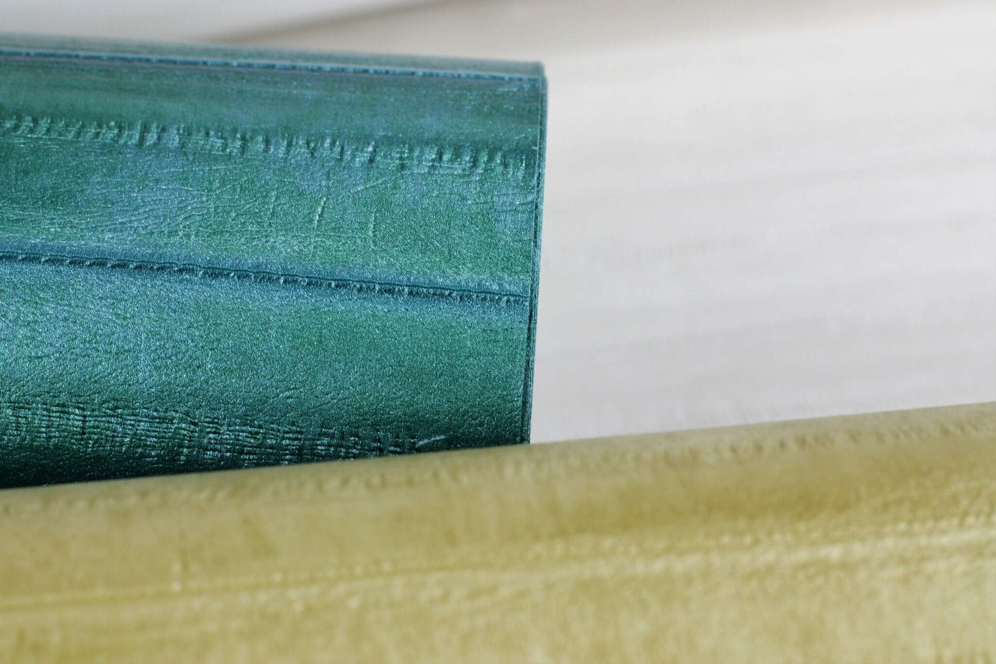 10-418408 Detailaufnahmen 9 Leather-look non-woven wallpaper in green-petrol green Selection 418408