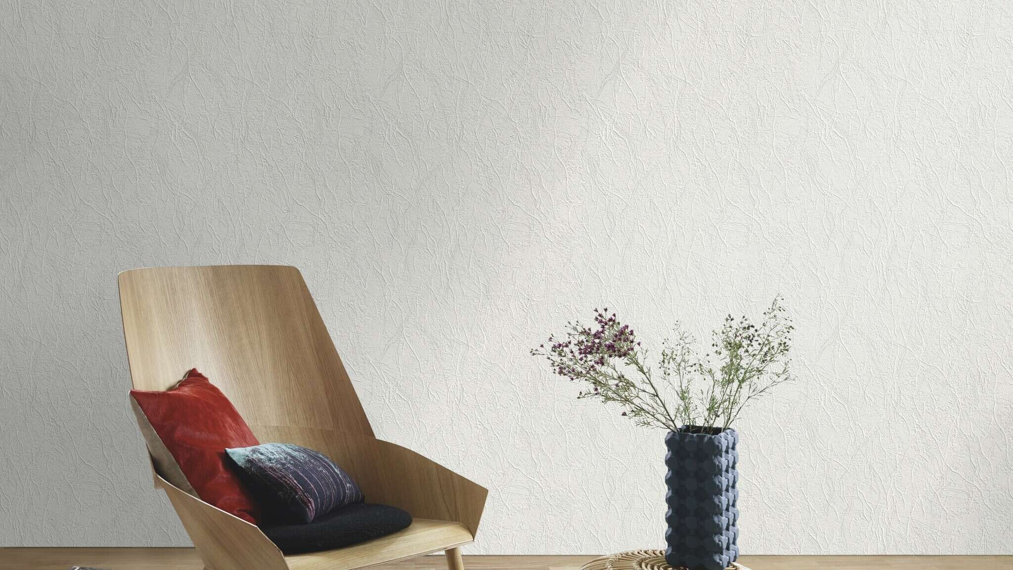 10-470703 Raumsituationen 2 Raum mit Vliestapete mit natürlicher Papierstruktur in sanftem Beige