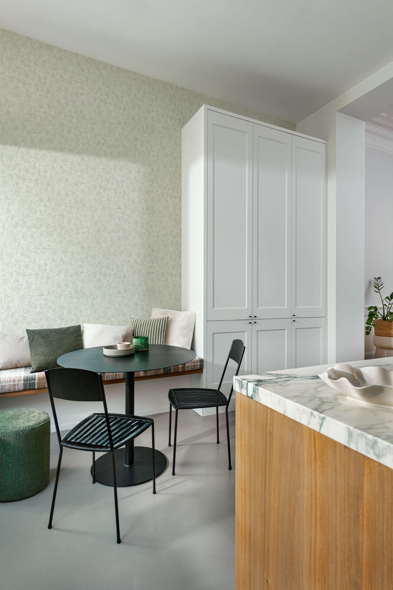 10-412758 Raumbilder 1 Abstract non-woven wallpaper with a green line pattern, In Bloom – Kurt 412758