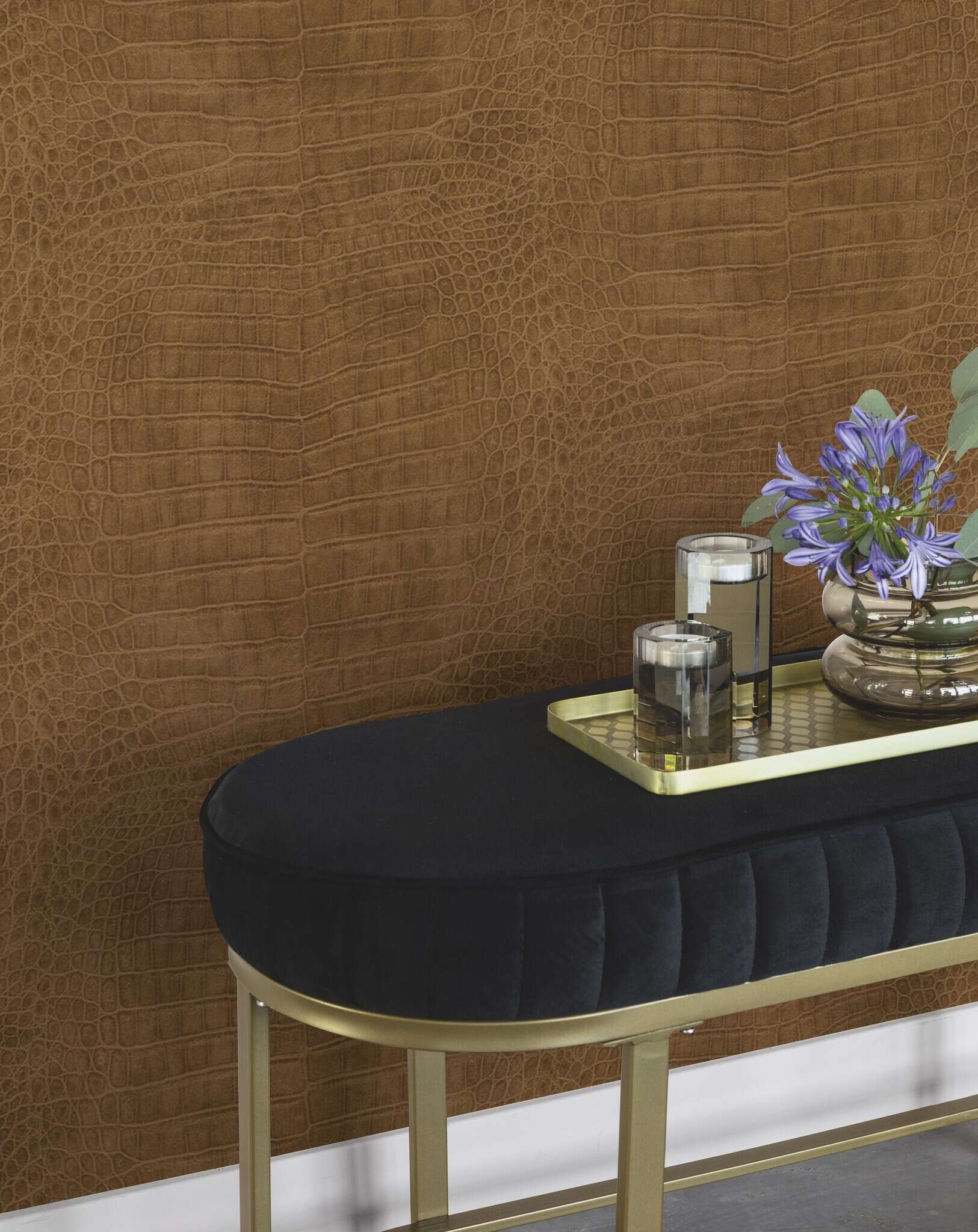 10-751314 Raumsituationen 1 Room with Wallpaper with crocodile leather look and metallic sheen