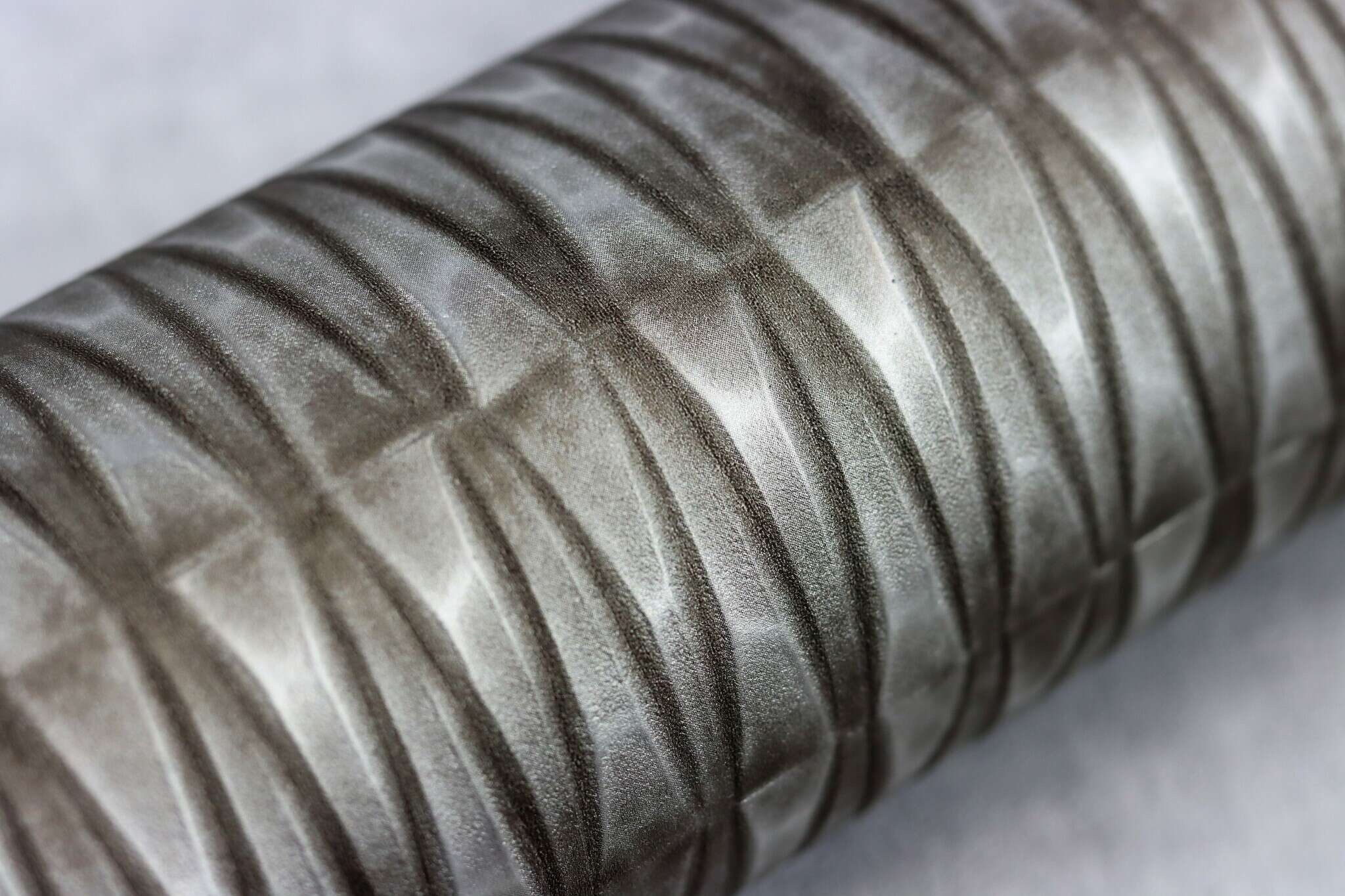10-429237 Detailaufnahmen 31 Detailed image of Non-woven wallpaper with a textured surface in light grey.