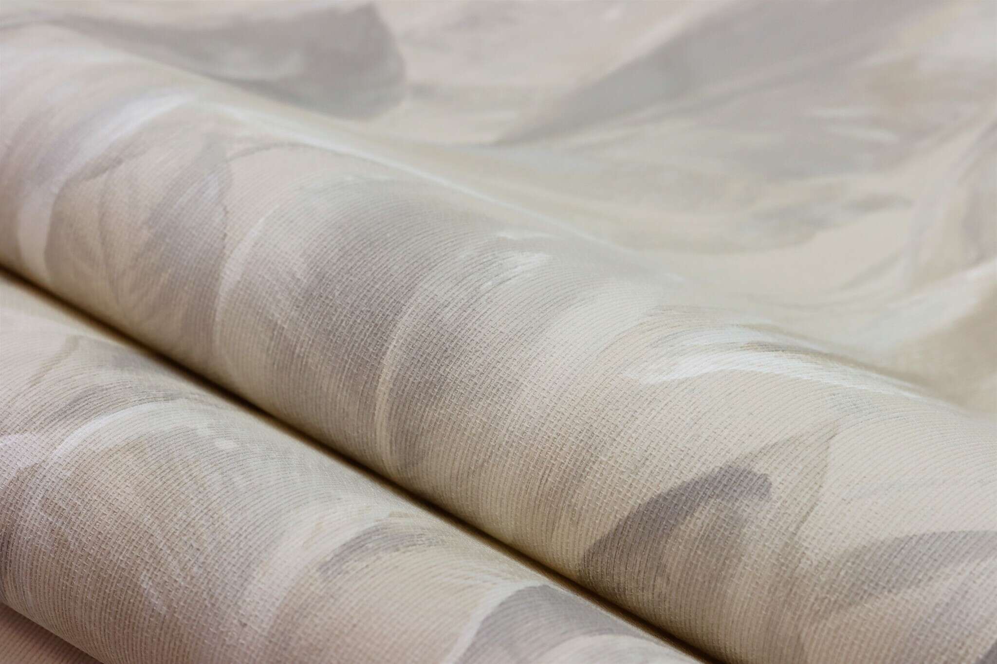 10-537338 Detailaufnahmen 6 Detailbild von Große Blätter in verschiedenen Beige- und Grautönen verteilen sich gleichmäßig wandfüllend