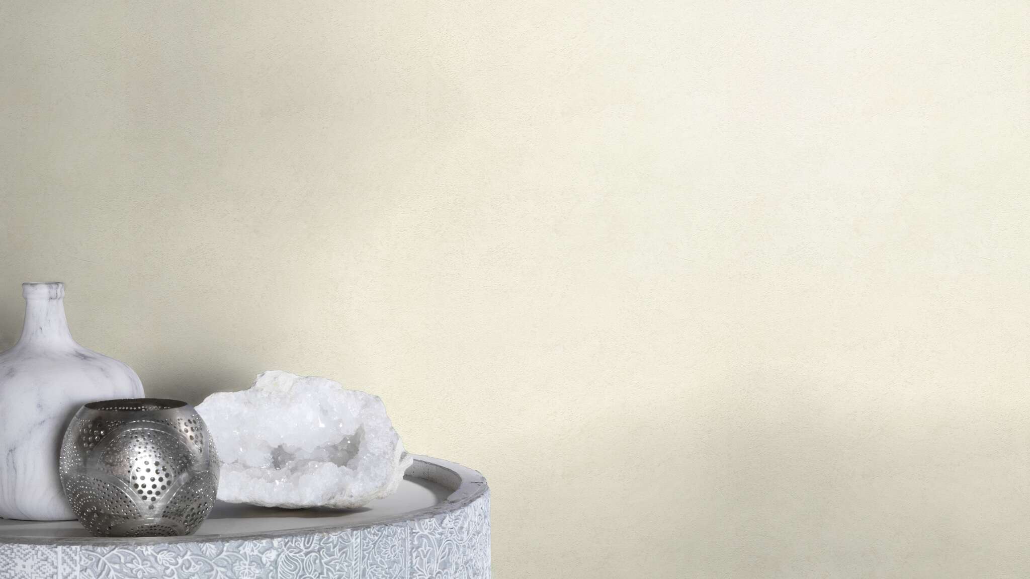 10-315103 Raumsituationen 4 Room with Wallpaper in ivory with a matt surface in an oxidised metal texture – elegant and subtly industrial.