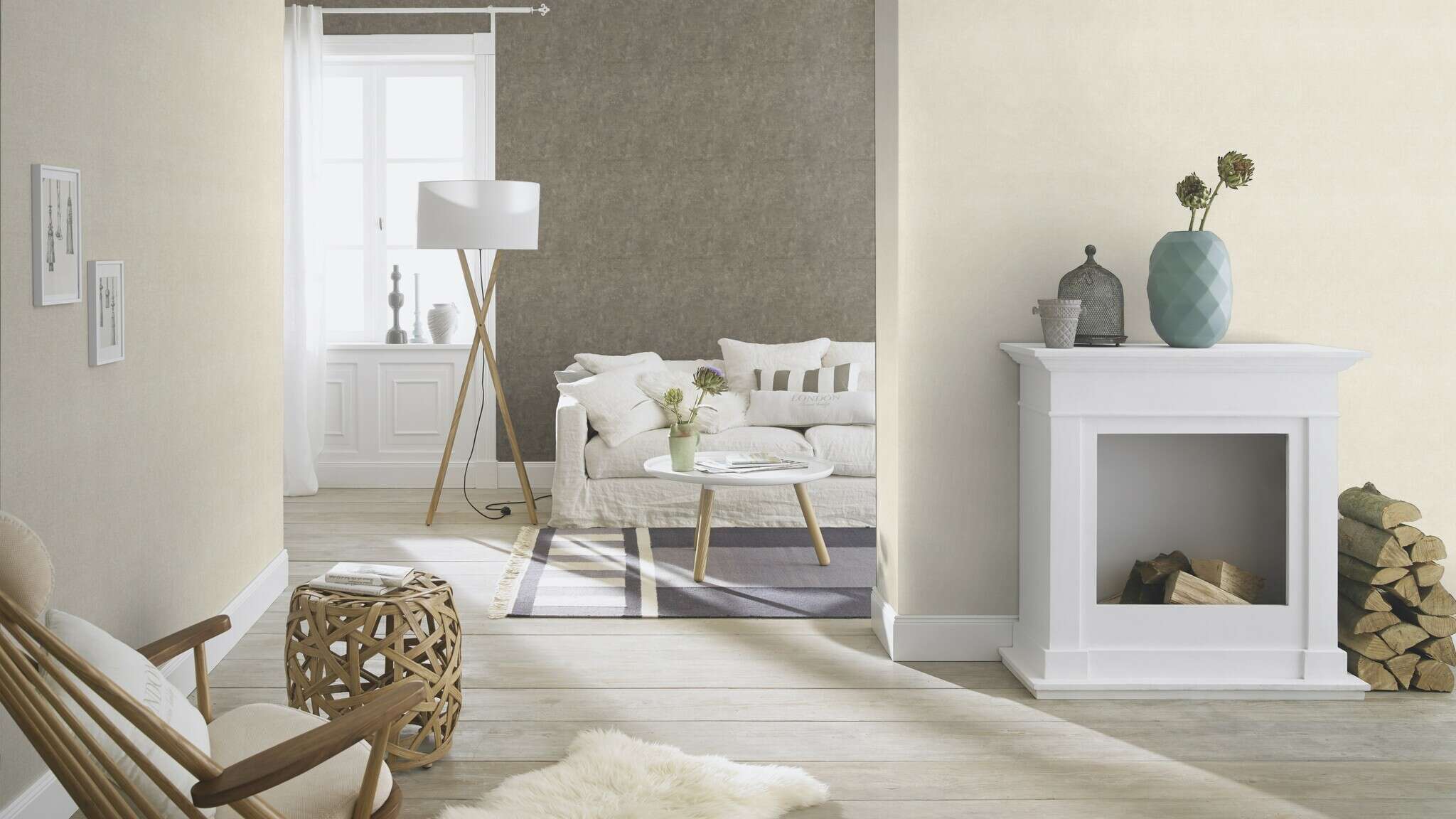 10-467116 Raumsituationen 8 Room with Light non-woven wallpaper with a creamy background and slightly cloudy texture – calm, soft and universally applicable.