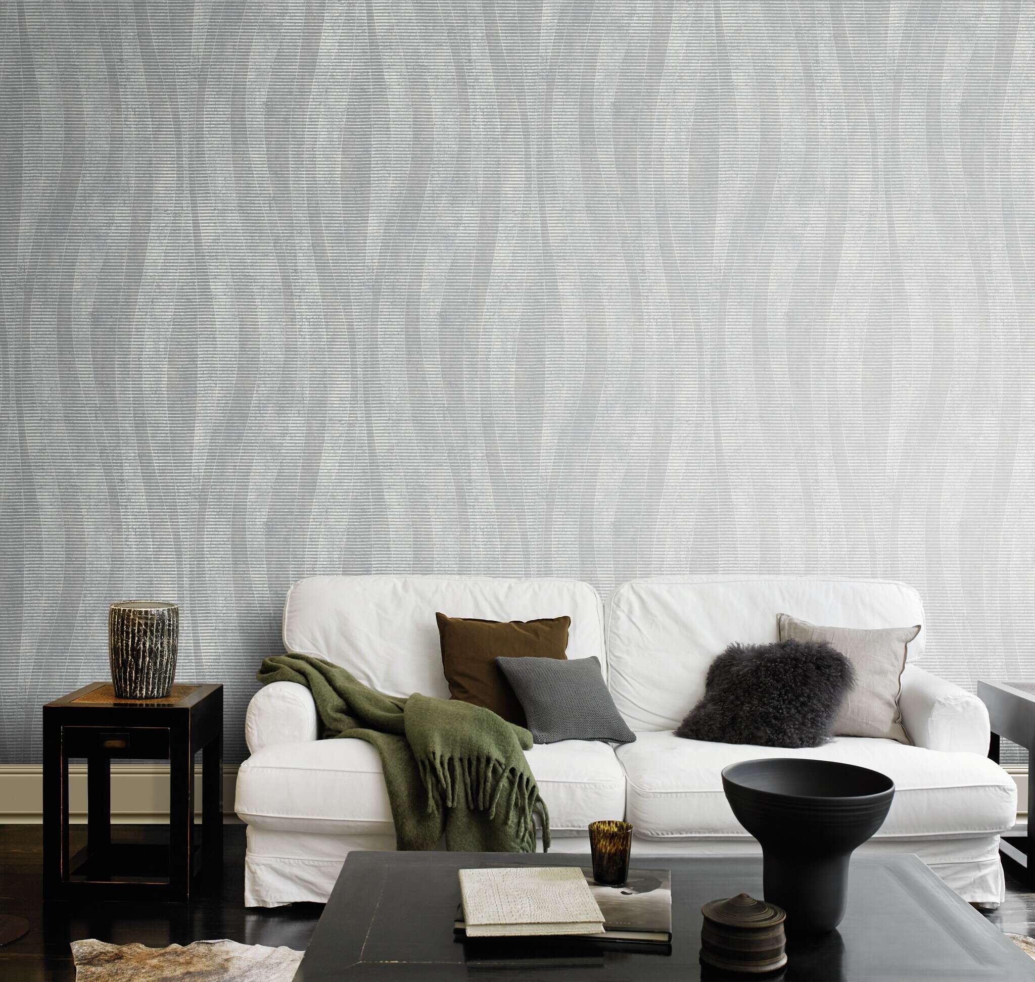 10-315820 Raumsituationen 1 Room with Silver-grey wallpaper with a modern wave structure and metallic-effect surface – elegant and lively.