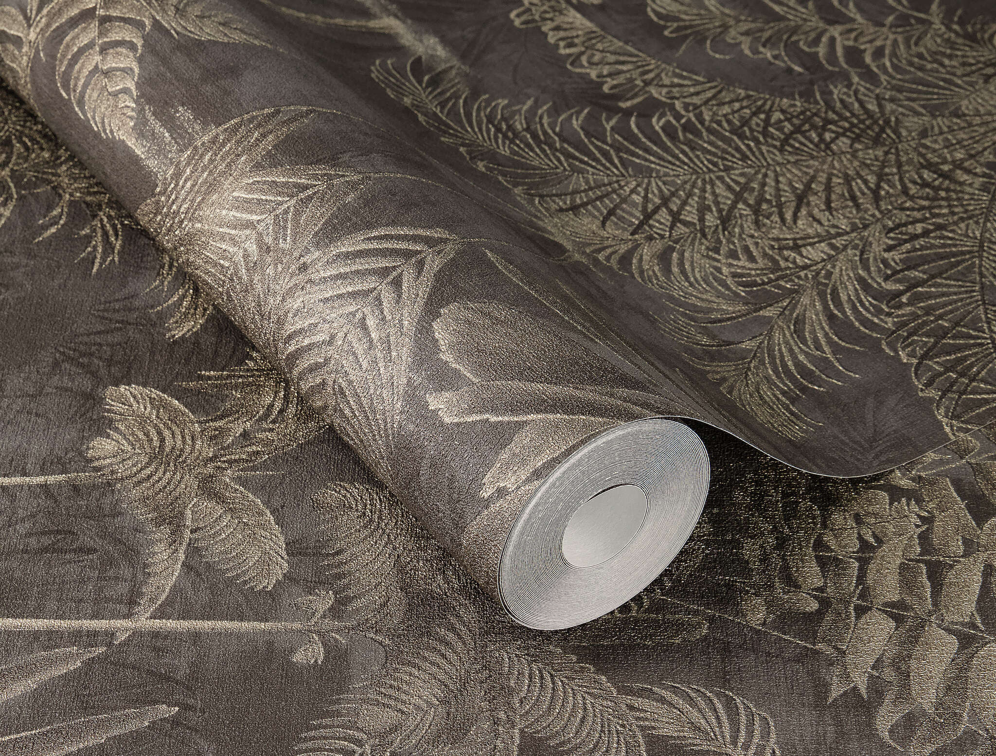10-555165 Detailaufnahmen 6 Detailed image of Palm wallpaper with exotic leaves in a vintage look and plaster texture