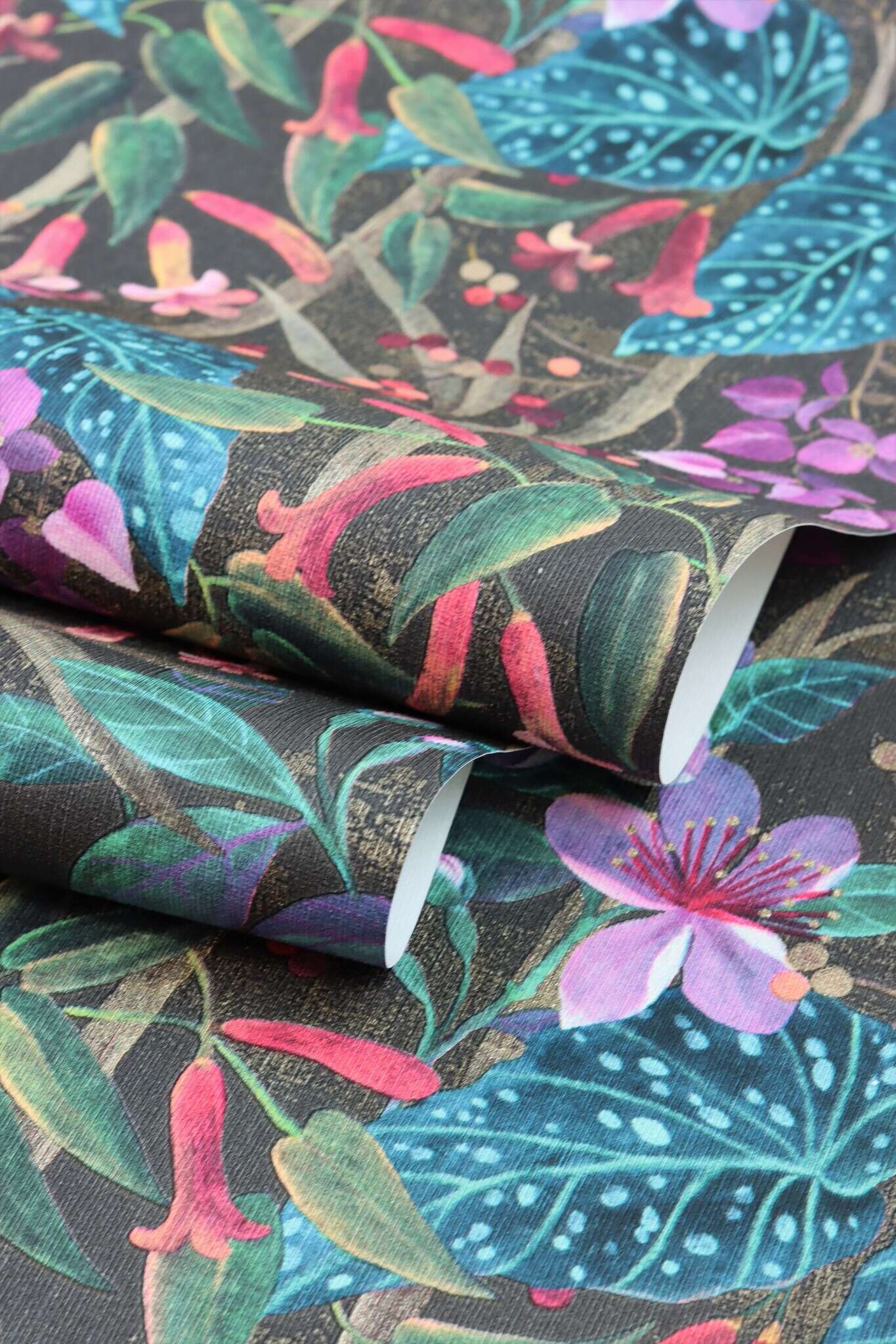 10-538236 Detailaufnahmen 6 Detailed image of Leaf wallpaper with flowers and plants