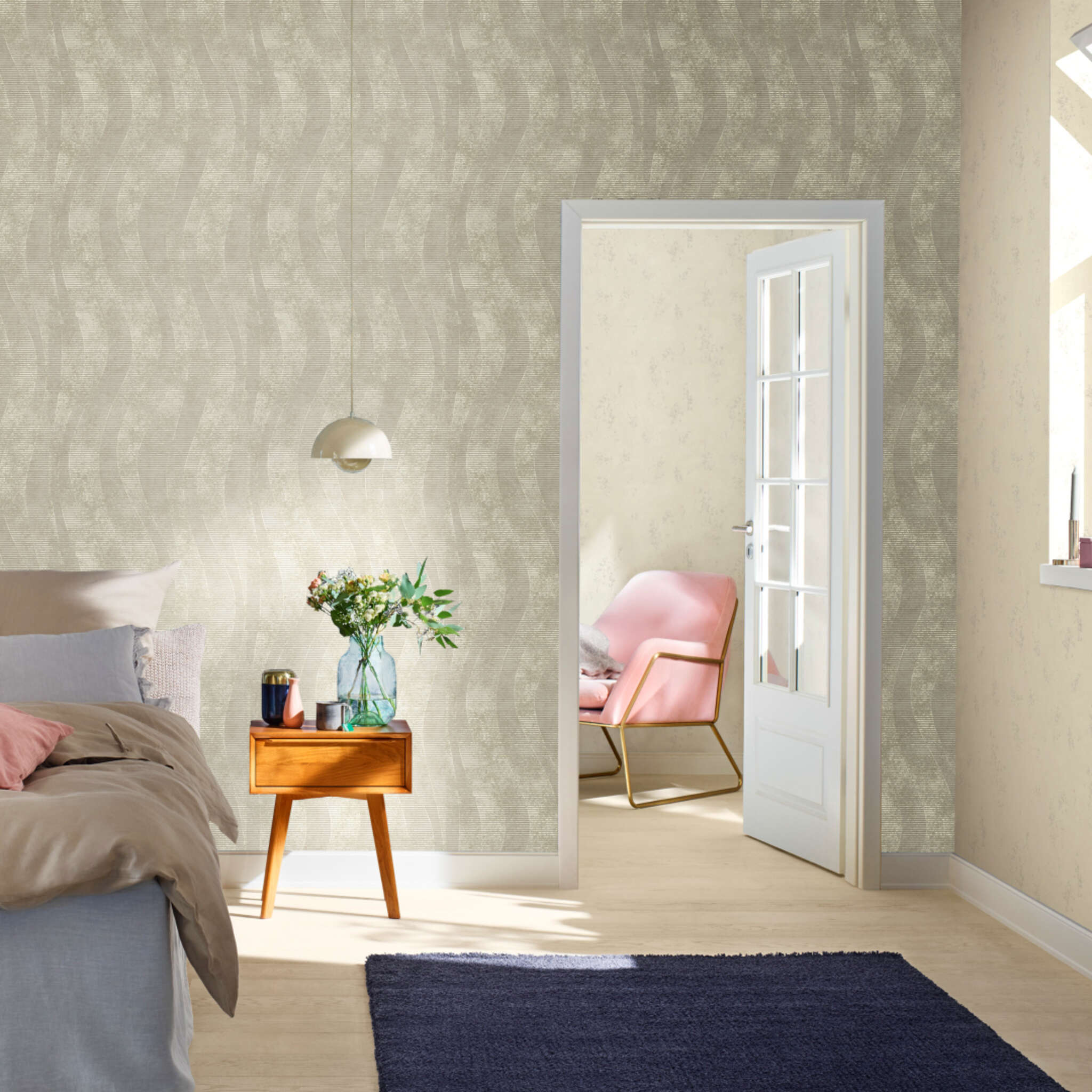 10-315813 Raumsituationen 2 Room with Beige wallpaper with a gently curved wave pattern on a textured surface – subtle and dynamic.
