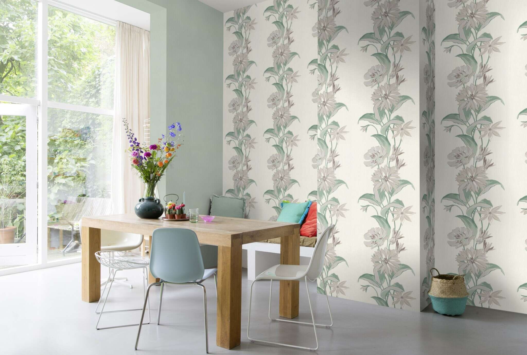 10-508277 Raumsituationen 2 Non-woven wallpaper in white with green floral tendrils 508277