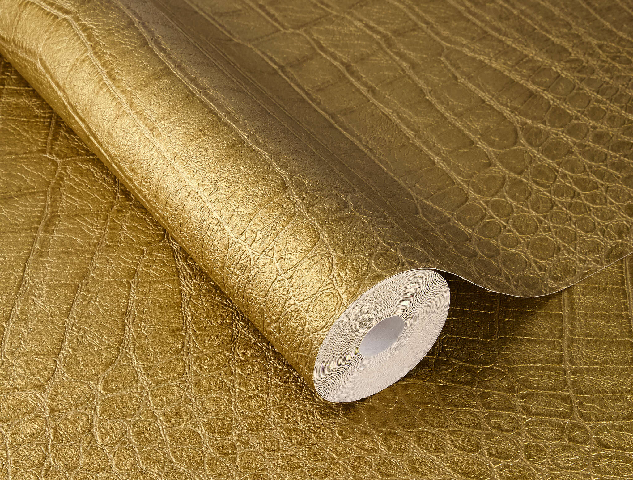 10-751369 Detailaufnahmen 1 Detailed image of Wallpaper with crocodile leather look and metallic sheen