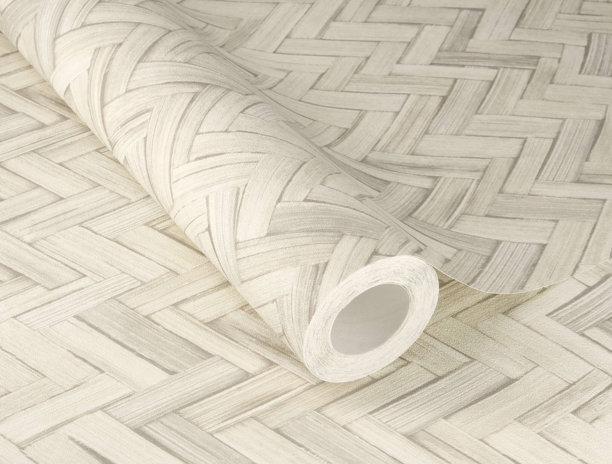 10-410372 Detailaufnahmen 1 Detailed image of Light non-woven wallpaper in a whitish bamboo look with a fine herringbone pattern – airy, calm and timeless.