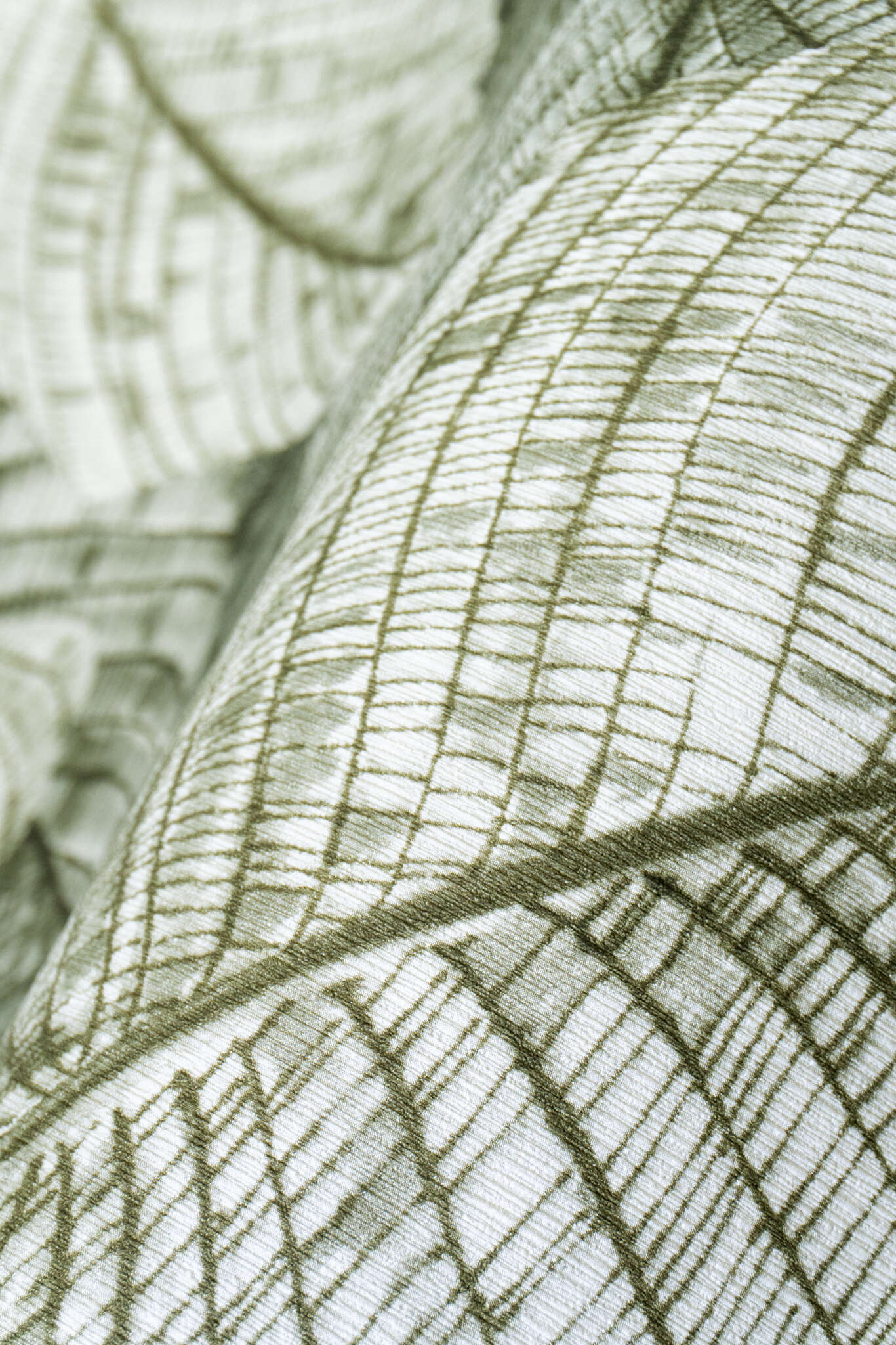 10-720549 Detailaufnahmen 2 Detailed image of Large, overlapping green leaves in a drawn look