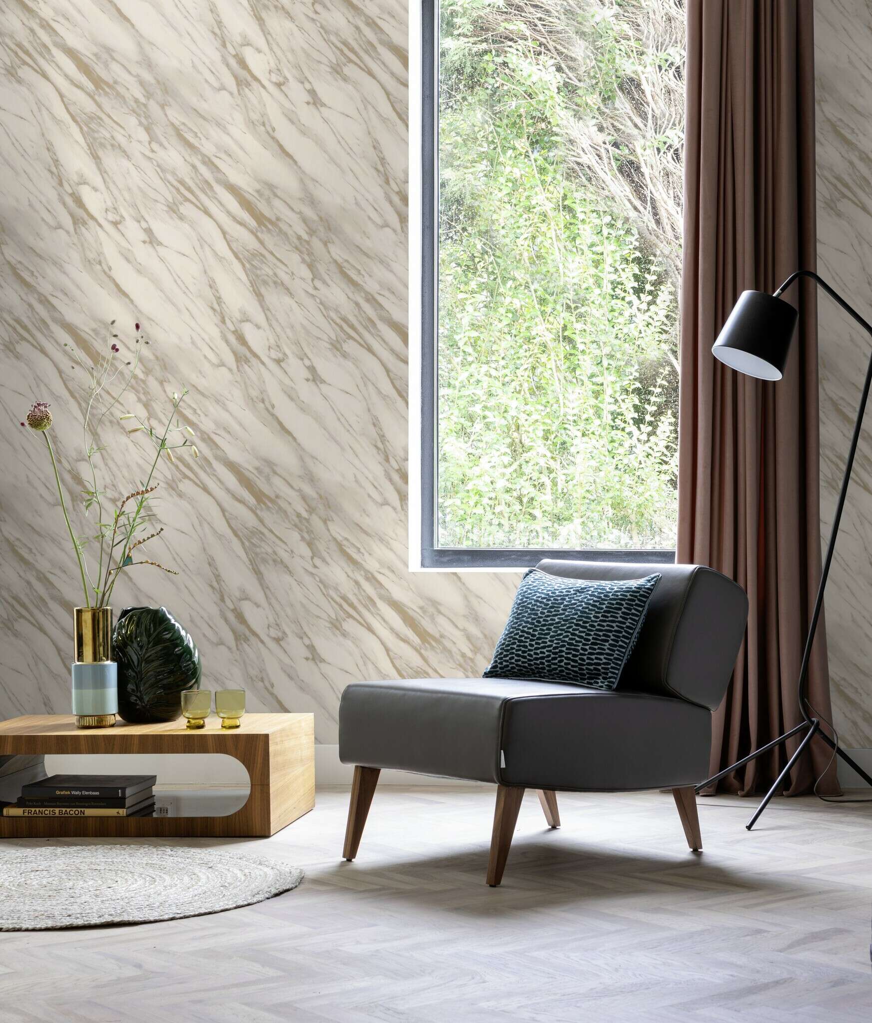 10-200133 Raumsituationen 3 Room with Uniform wallpaper with marbled pattern in various shades of beige