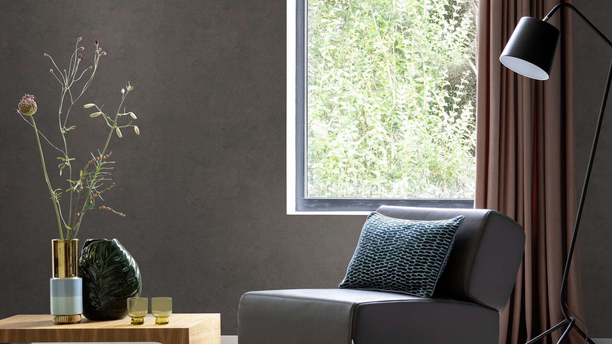 10-315189 Raumsituationen 2 Room with Dark wallpaper in anthracite with a deep metal oxide texture – powerful and urban.