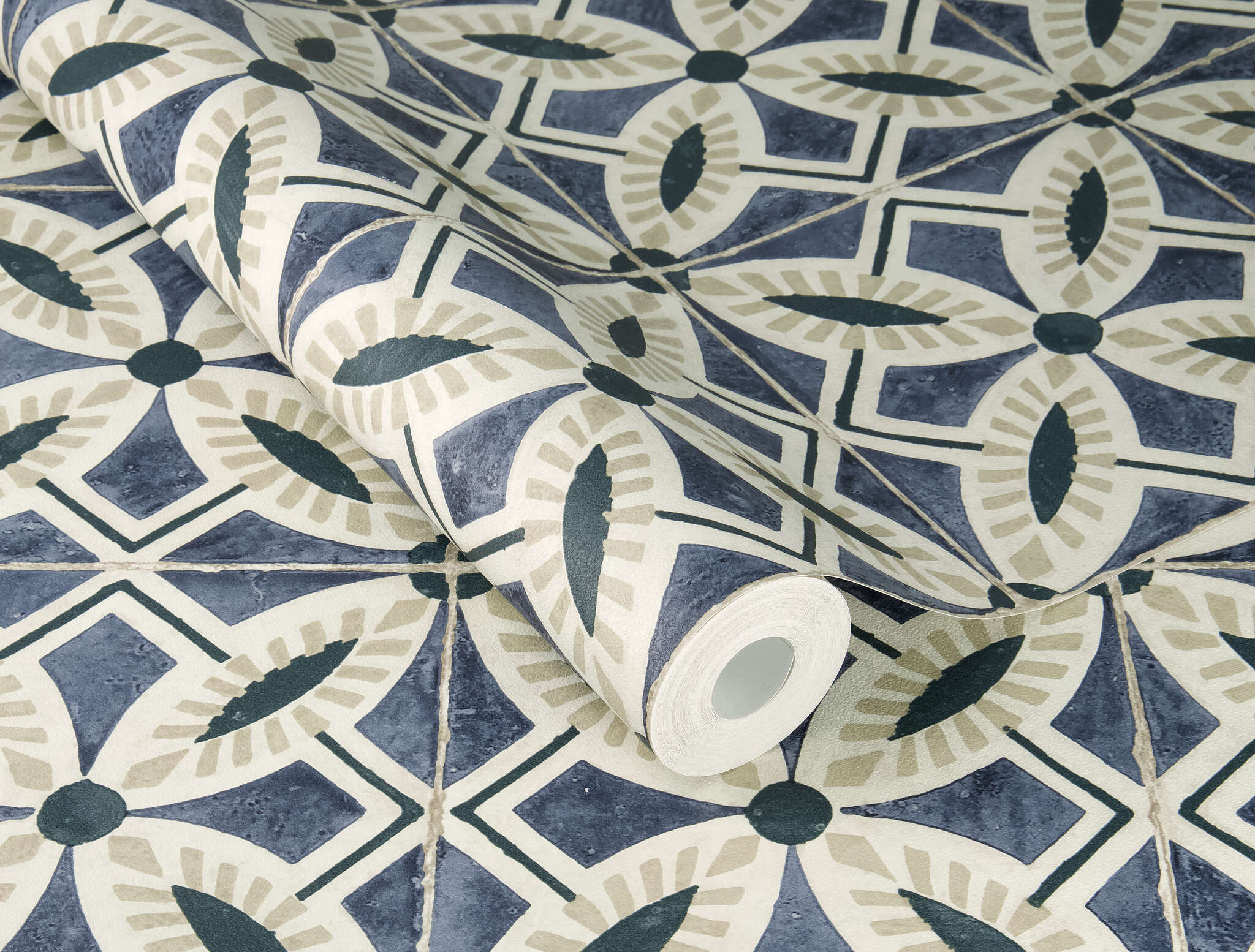 10-410235 Detailaufnahmen 1 Detailed image of Non-woven wallpaper with a classic tile pattern in blue and natural tones – Mediterranean retro charm.