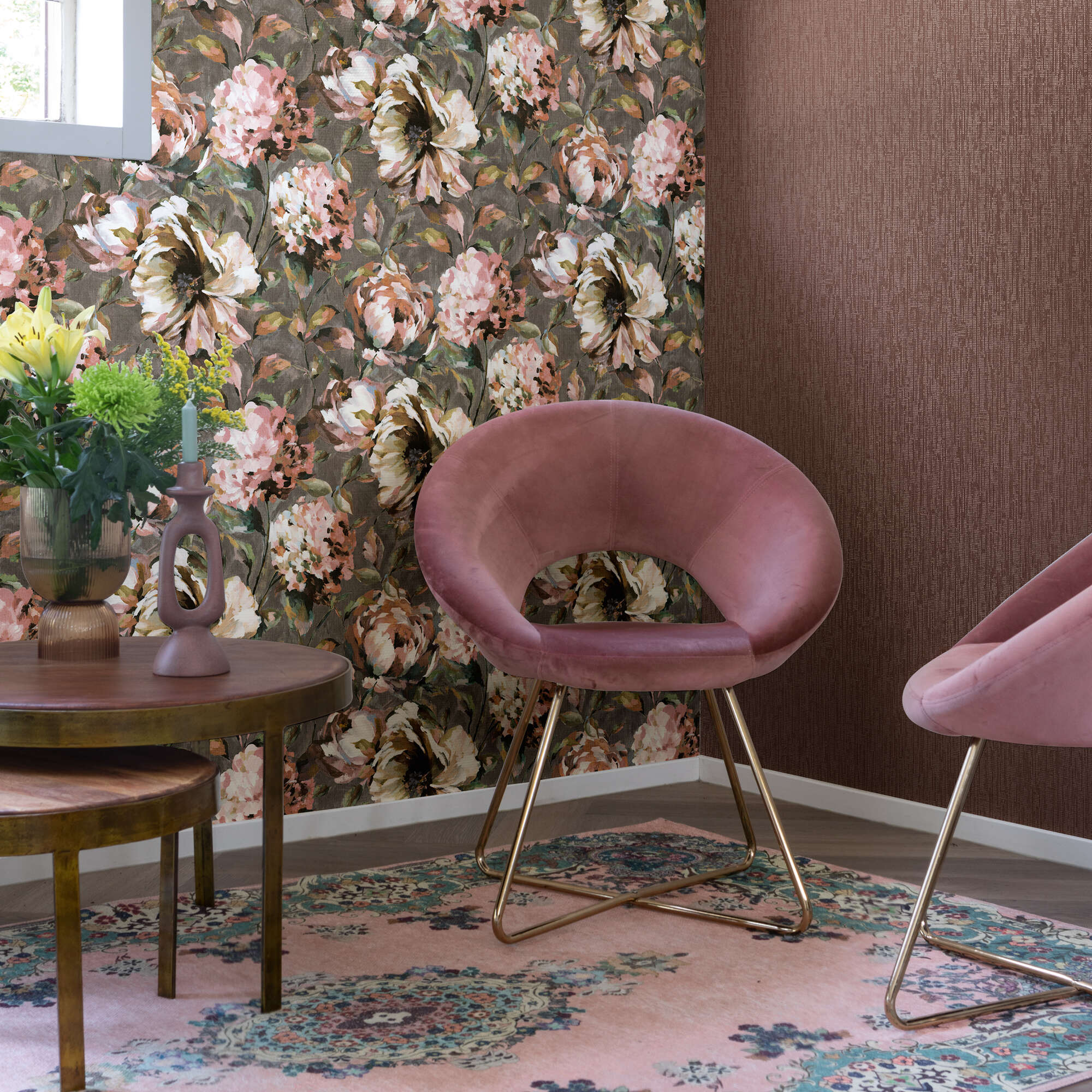 10-485172 Raumbilder 1 Room with Wallpaper with peonies looks like an oil painting