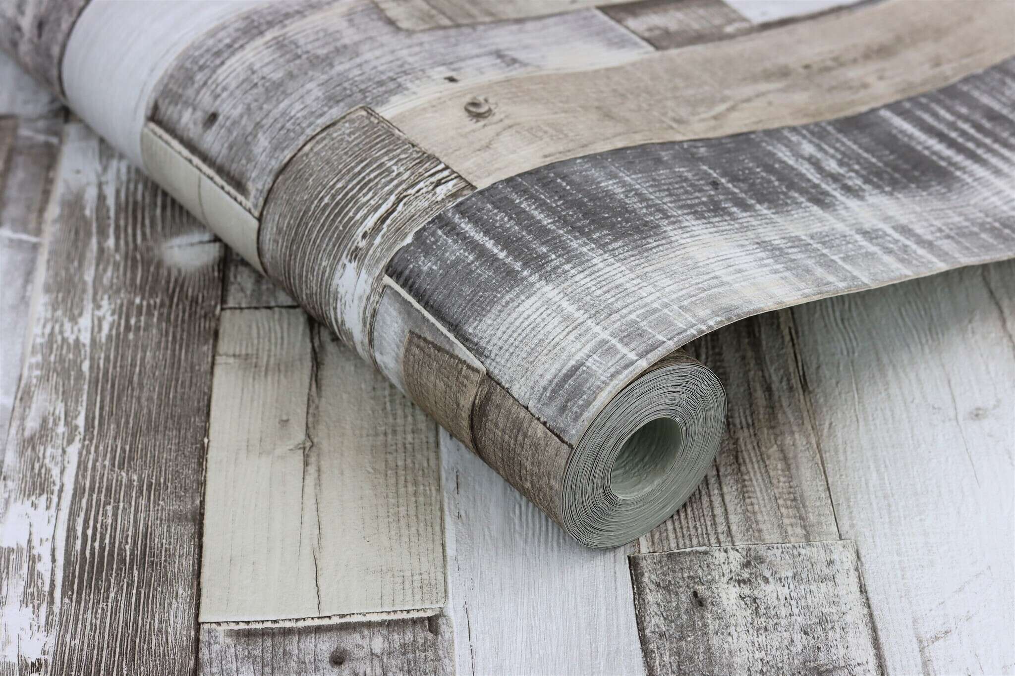 10-203714 Detailaufnahmen 1 Detailed image of Wallpaper with a rustic wooden slat design in natural and white tones, in a shabby chic style