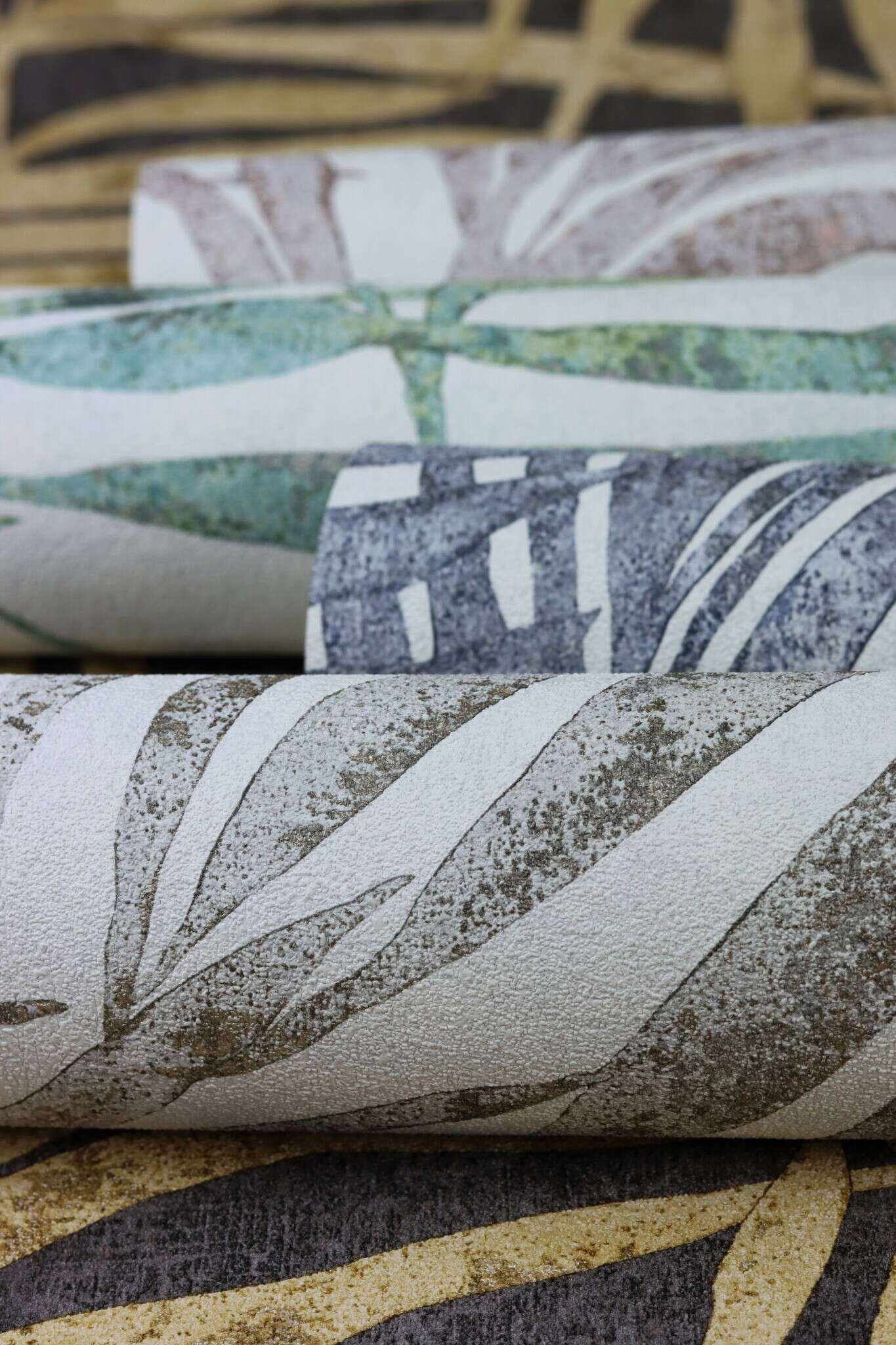 10-617429 Detailaufnahmen 11 Palm leaves non-woven wallpaper in blue-demin Indigo Selection 617429