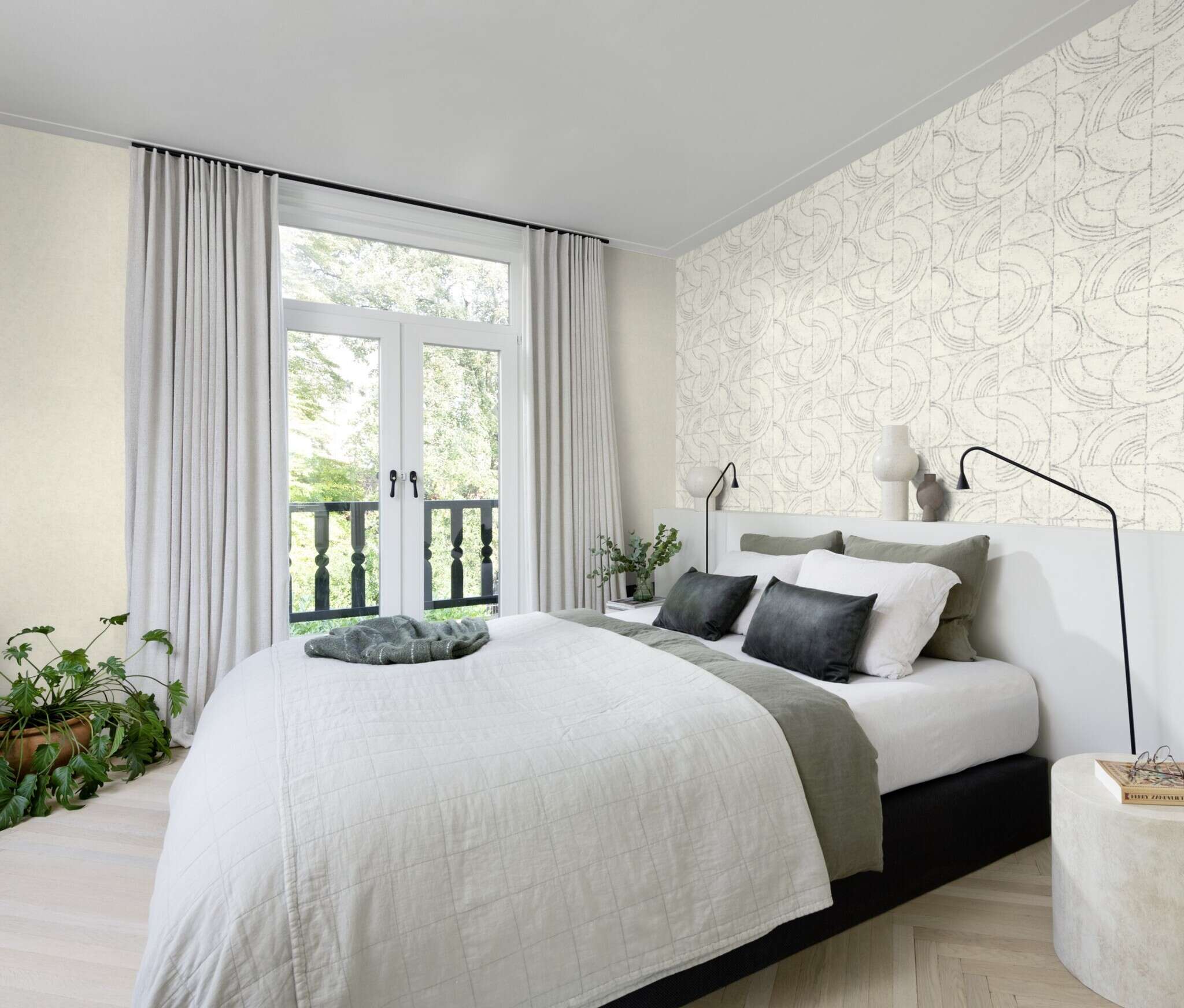 10-649314 Raumsituationen 5 Room with Single-colour wallpaper with a lively texture and glossy accents