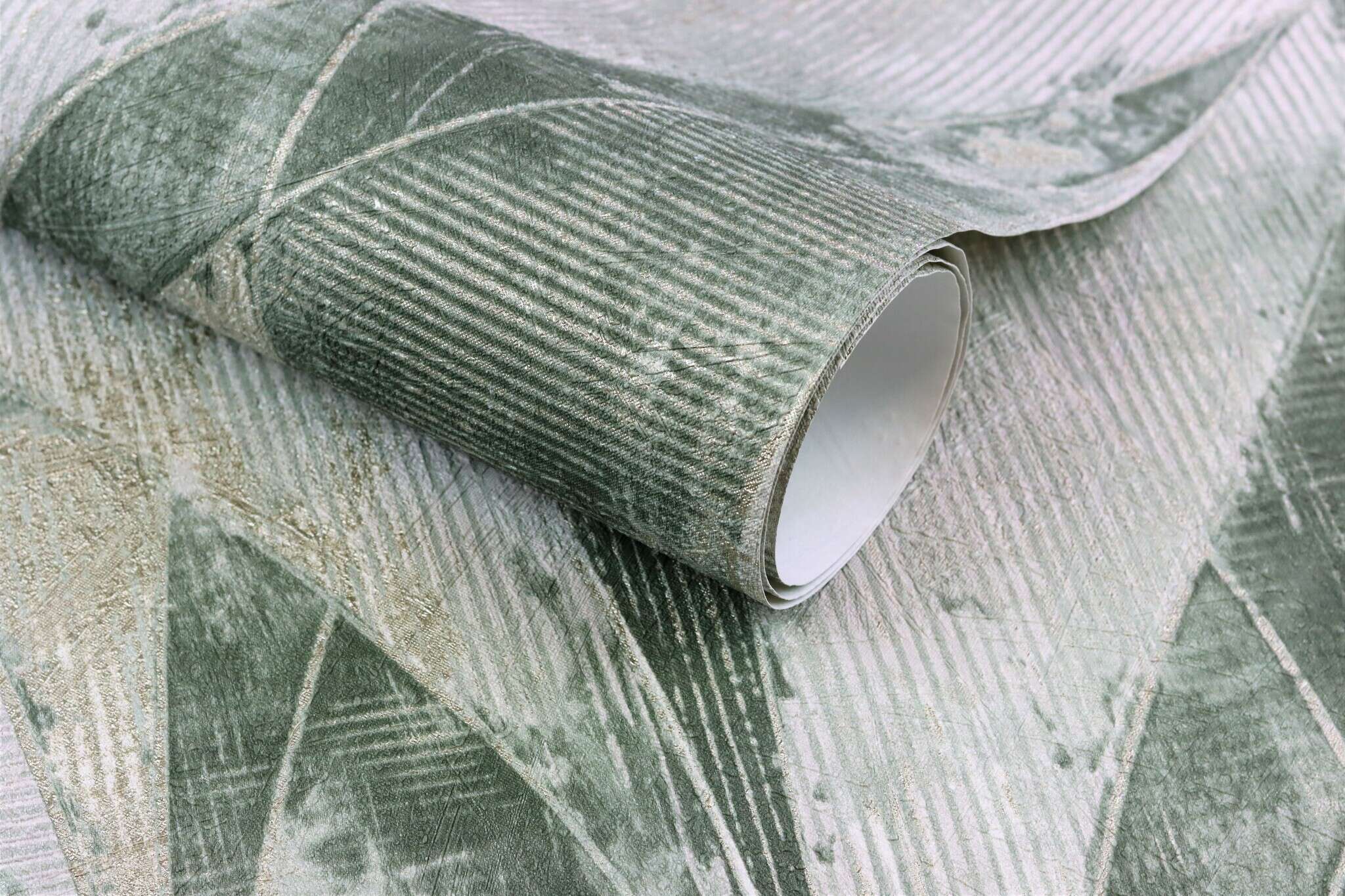 10-520057 Detailaufnahmen 18 Detailed image of Graphic wallpaper with abstract leaves