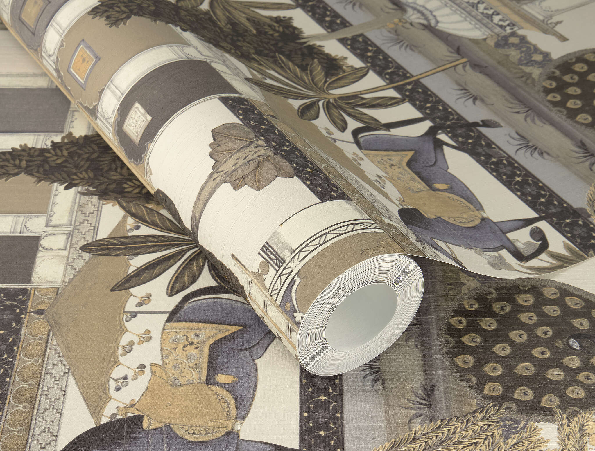 10-746228 Detailaufnahmen 7 Detailed image of Oriental wallpaper with animals in a symmetrical arrangement