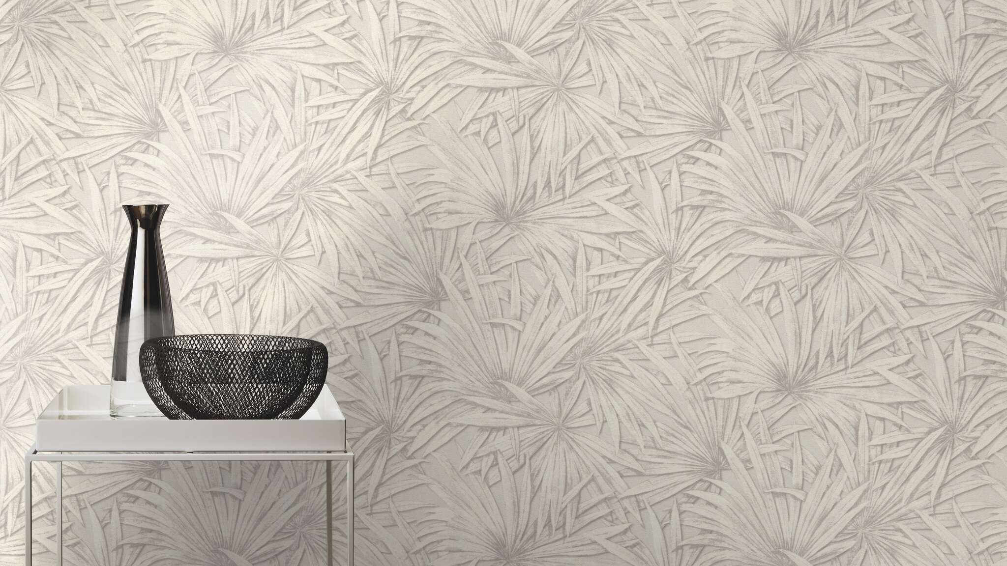 10-542547 Raumsituationen 3 Une chambre avec Feuilles de palmier gris argenté sur un fond gris clair aspect plâtre avec un reflet nacré