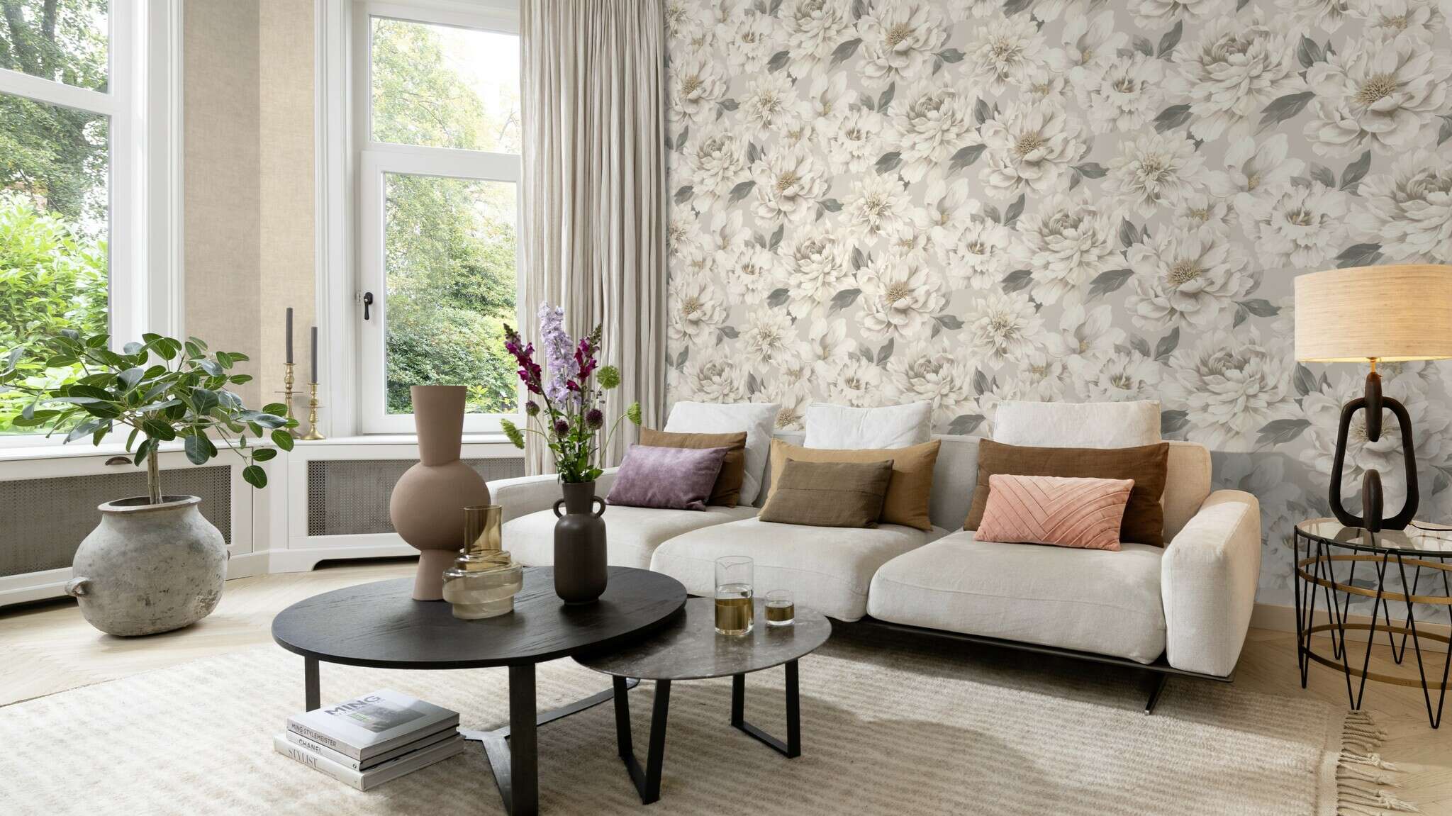 10-201352 Raumsituationen 3 Une chambre avec Motif floral élégant avec de grandes pivoines dans des tons neutres naturels