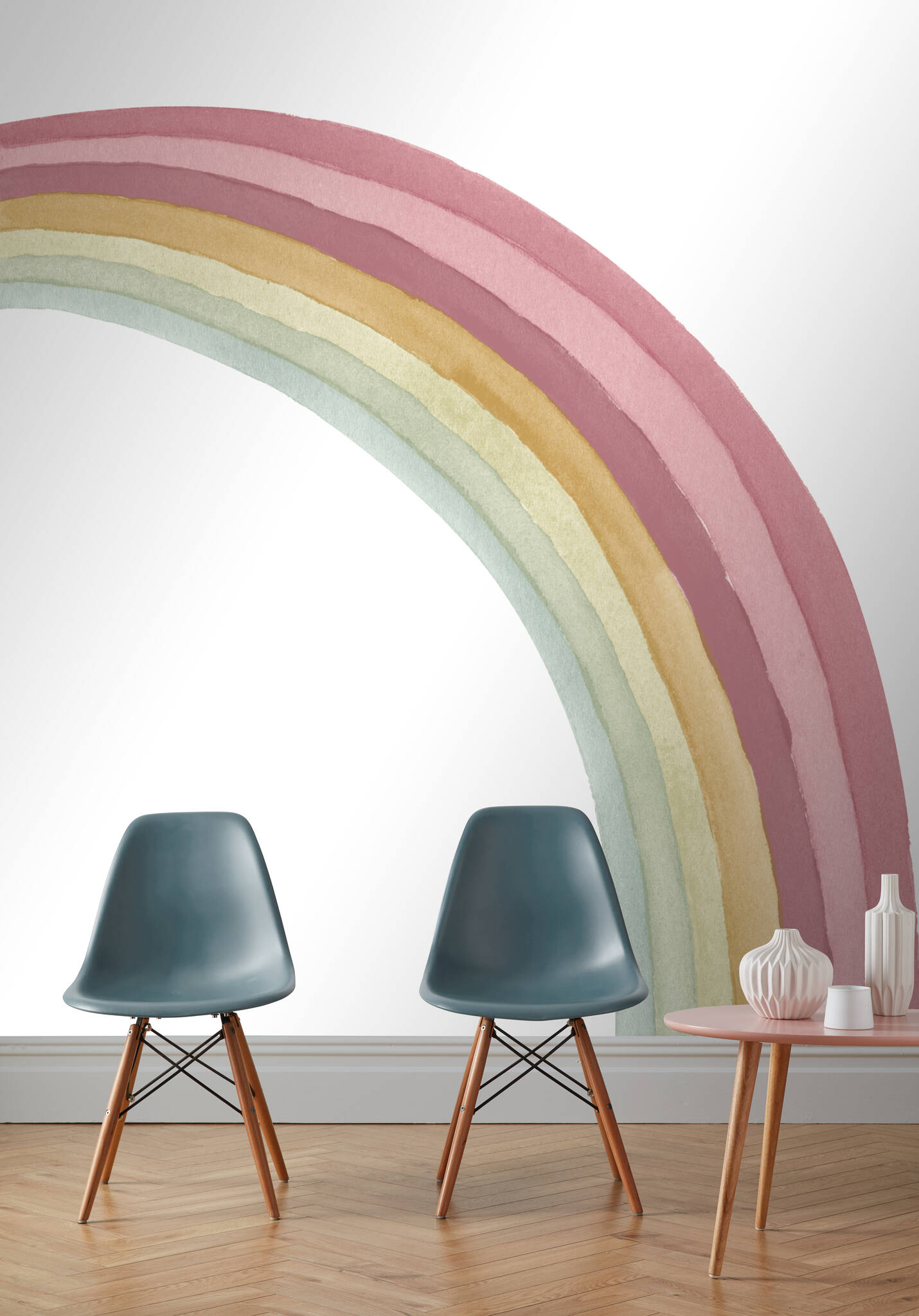 Wohnzimmer mit Wandbild - Halber Regenbogen in blassen Wasserfarben startet links oben