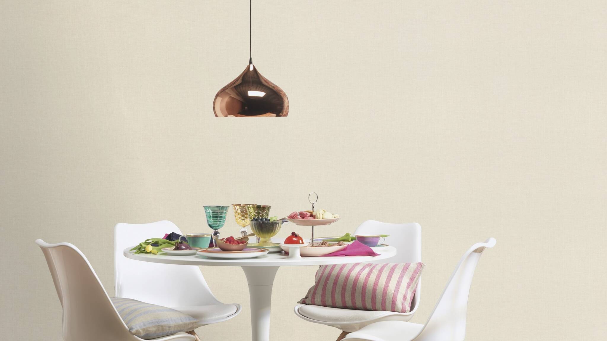 10-690712 Raumsituationen 5 Room with Single-colour wallpaper with a textile texture