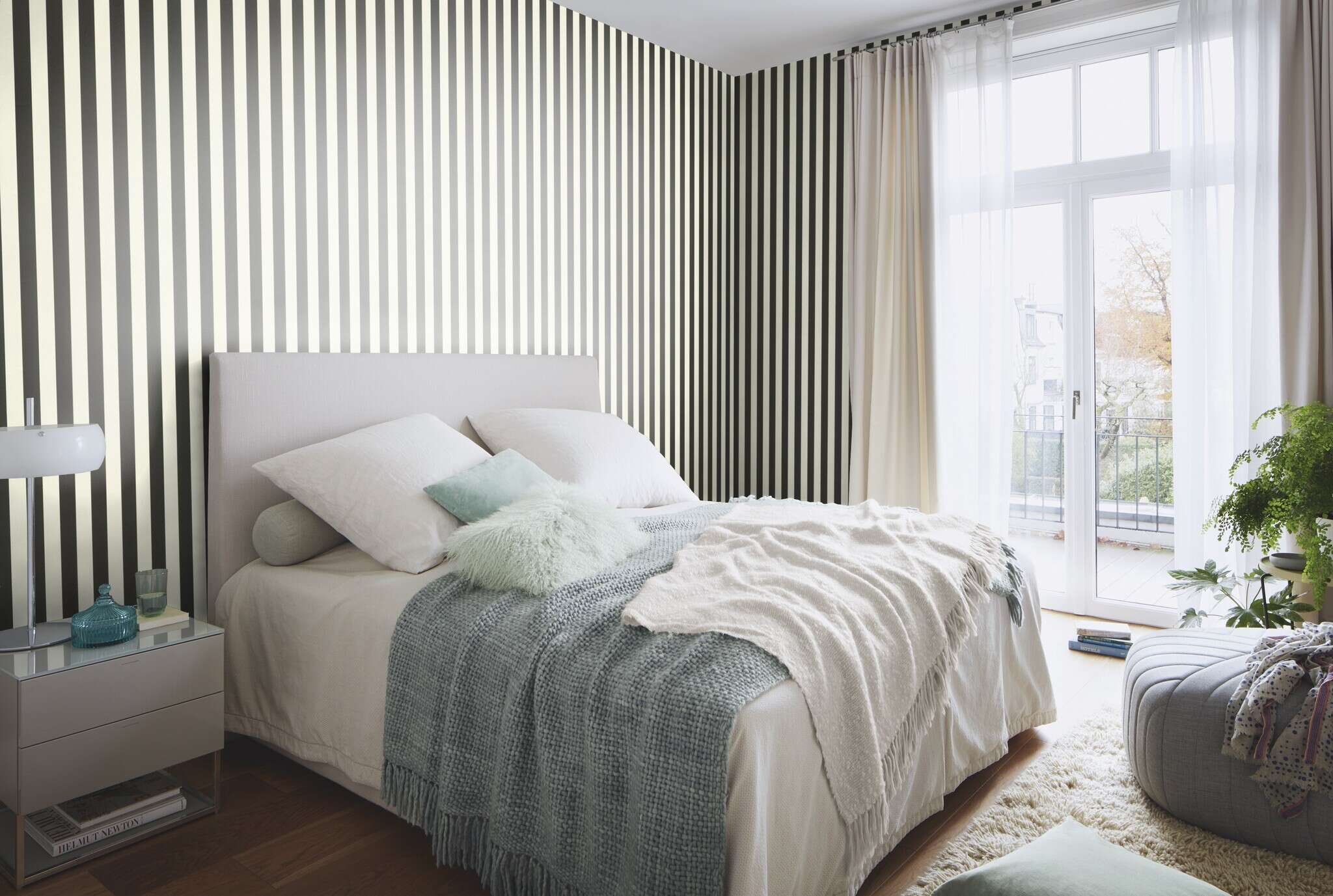 10-818123 Raumsituationen 4 Streifen Vliestapete in Schwarz #followusaround 818123