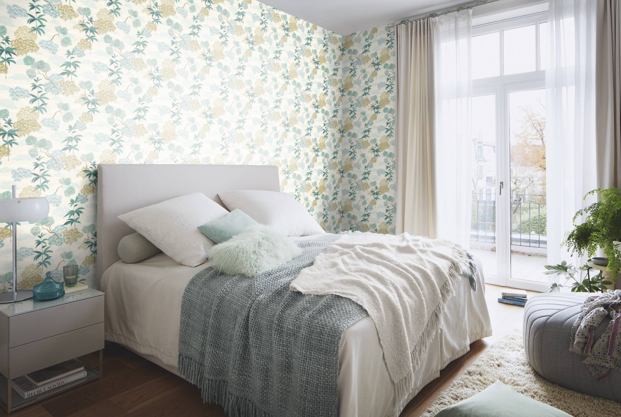 10-792515 Raumsituationen 2 Room with Wallpaper with bamboo plants and fantasy flowers