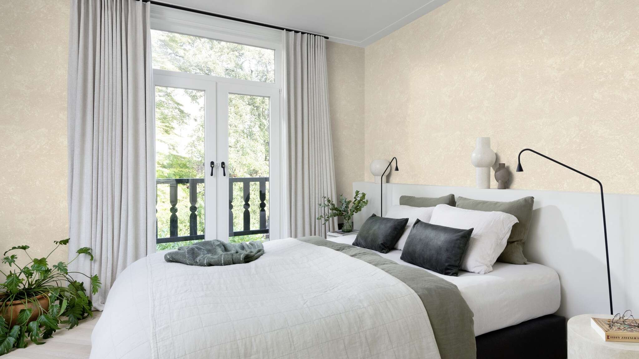 10-315110 Raumsituationen 1 Room with Beige non-woven wallpaper with a fine, irregular texture in an aged metal look – soft and full of character.