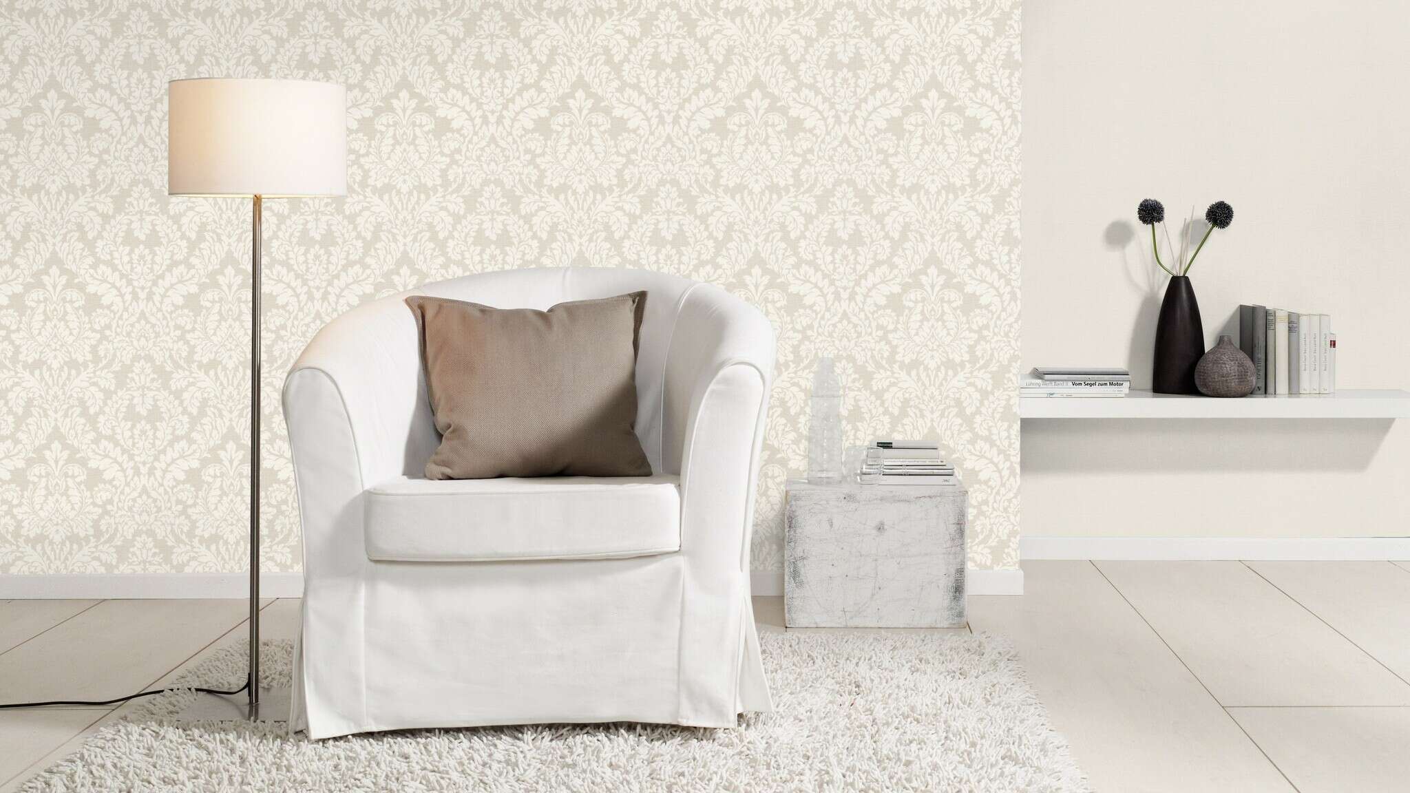 10-449020 Raumsituationen 5 Raum mit Barock inspirierte Tapete mit edlem Ornamentmuster in Creme und Beige – für eine luxuriöse Raumwirkung.