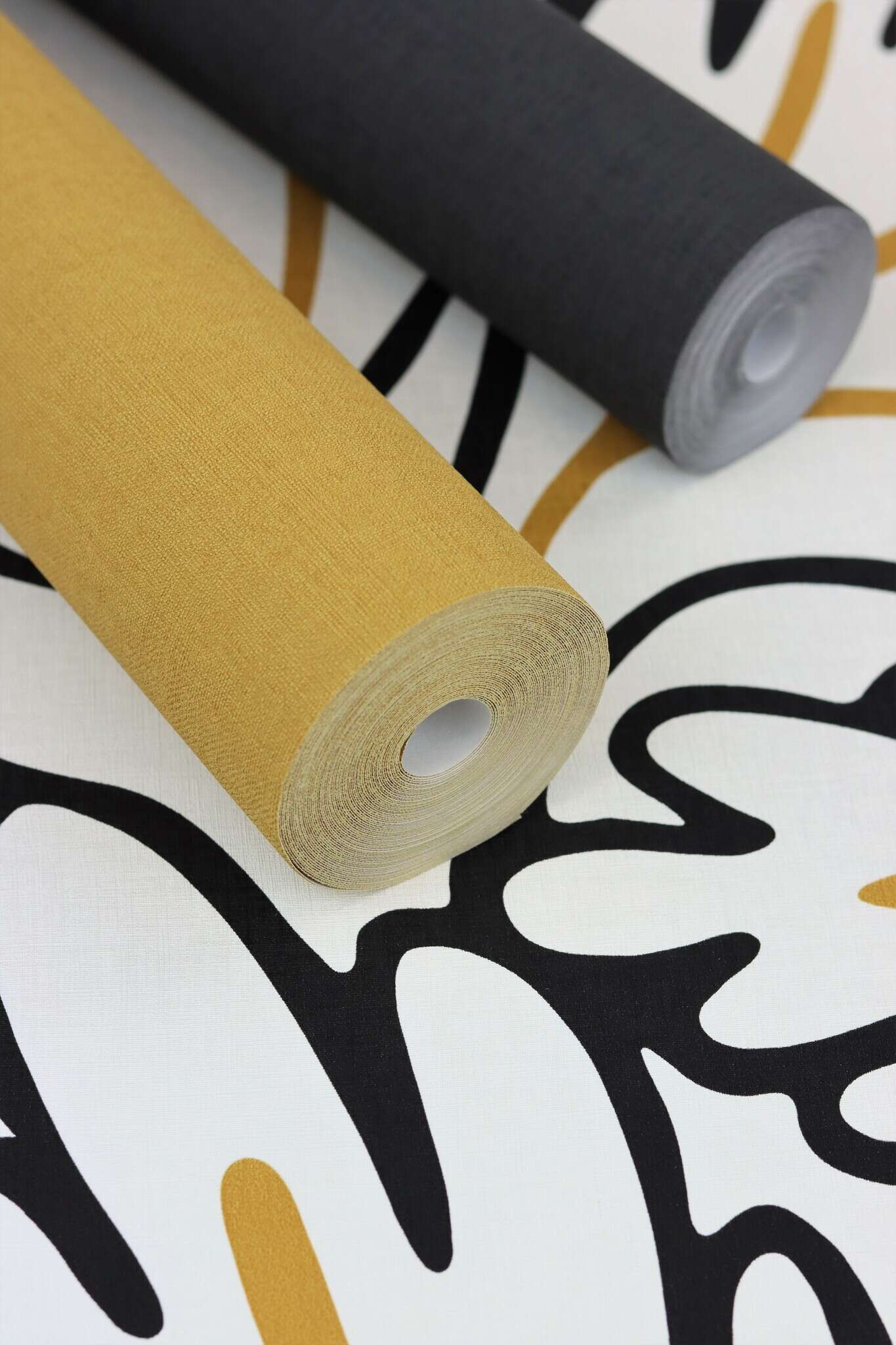 10-452075 Detailaufnahmen 6 Detailed image of Striking non-woven wallpaper in rich mustard yellow with a light texture – brings warmth and colour to the room.