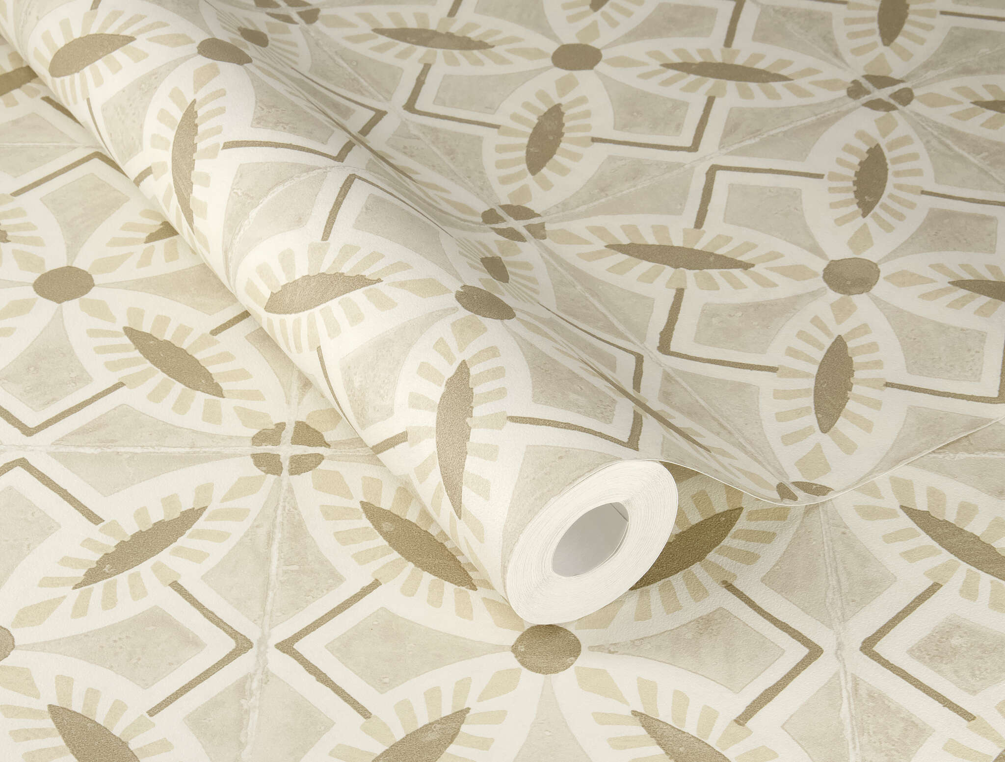 10-410266 Detailaufnahmen 1 Detailed image of Beige non-woven wallpaper with a geometric pattern in the style of antique cement tiles – harmonious and warm.