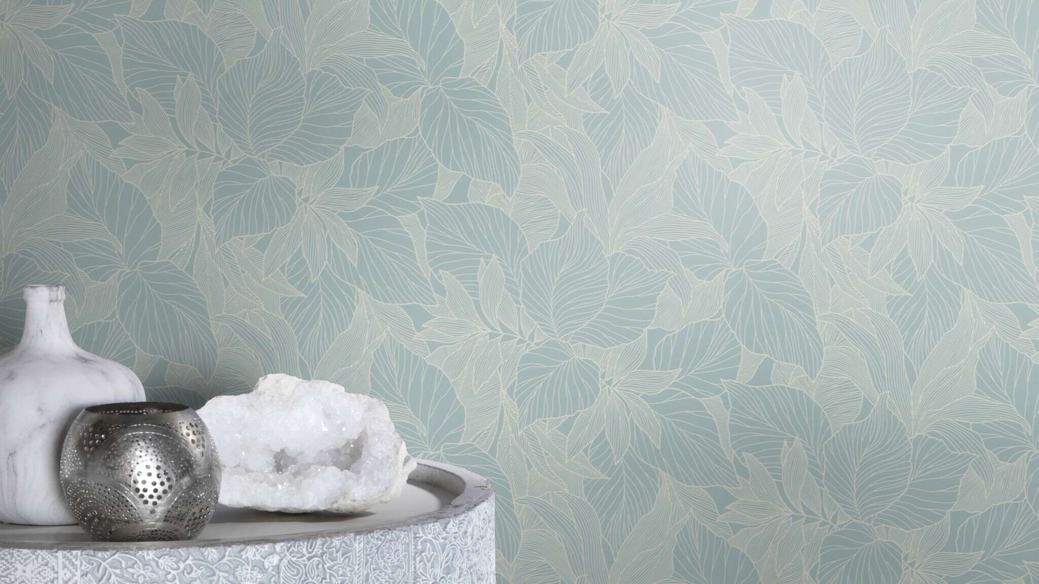 10-314915 Raumsituationen 1 Room with Decorative non-woven wallpaper in soft ice blue with a delicate, slightly raised leaf pattern
