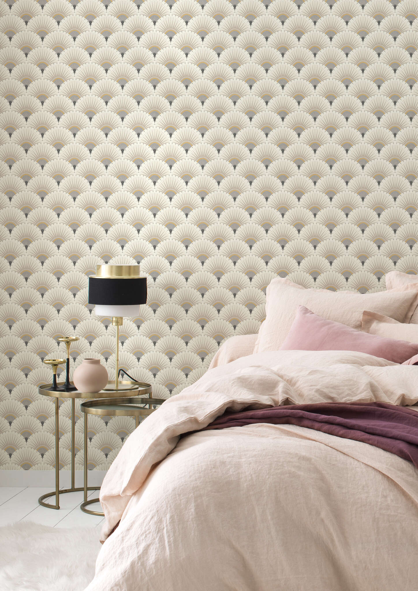 10-637649 Raumsituationen 1 Raum mit Tapete mit stilisiertem Pfauenrad im Art-Déco-Stil