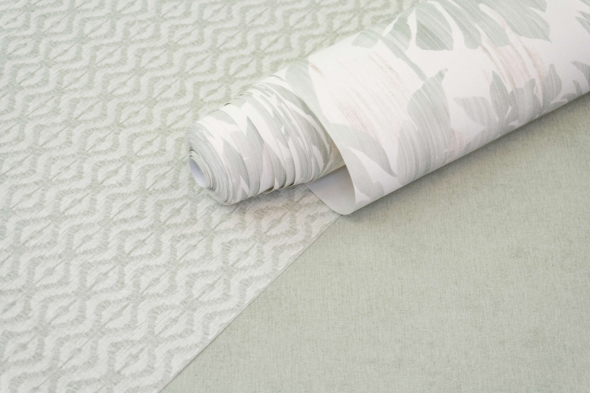 10-410686 Detailaufnahmen 3 Detailed image of Non-woven wallpaper with a small diamond pattern in white with a textile-like texture.