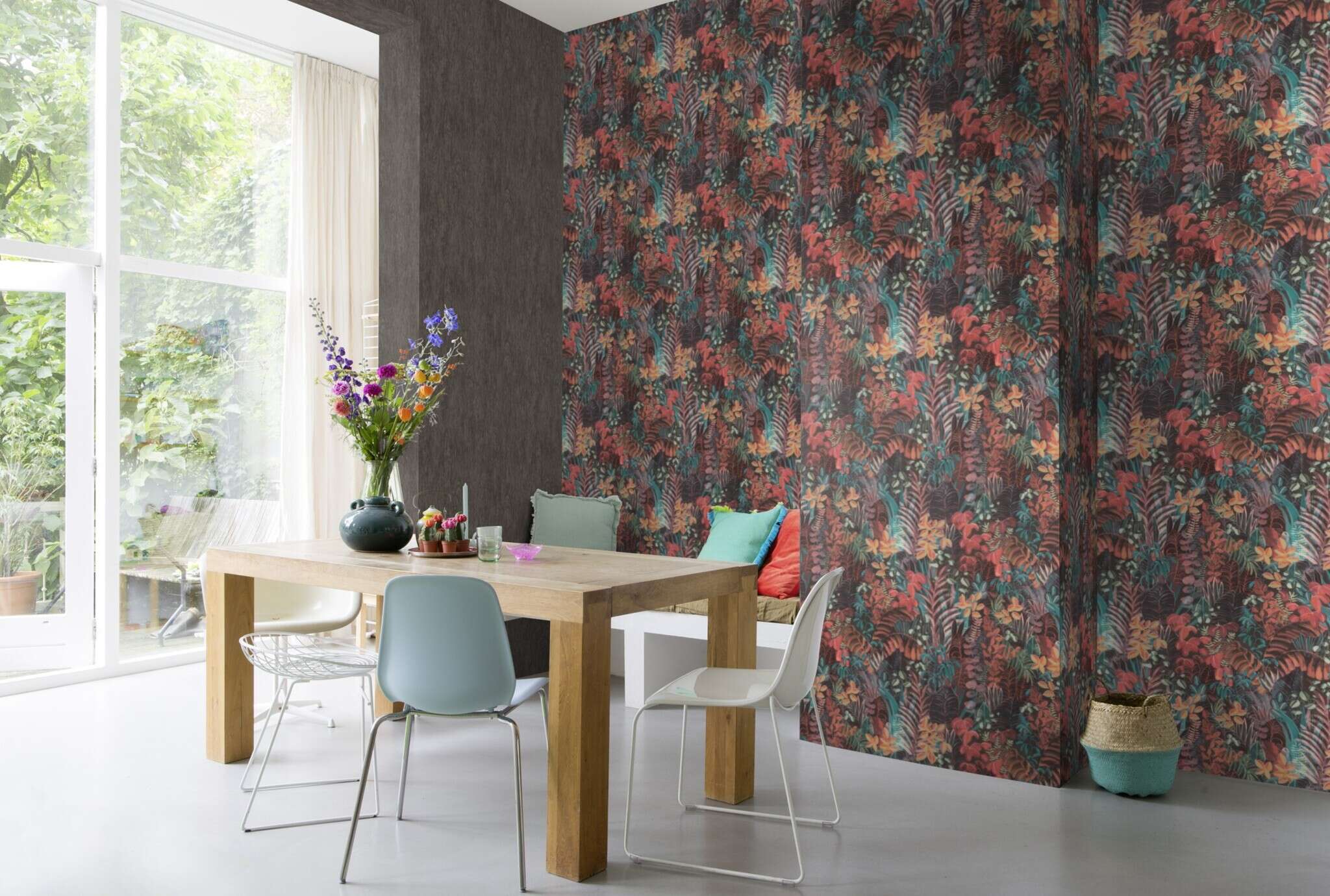 10-600636 Raumsituationen 7 Room with Tropical wallpaper with hand-painted leaves