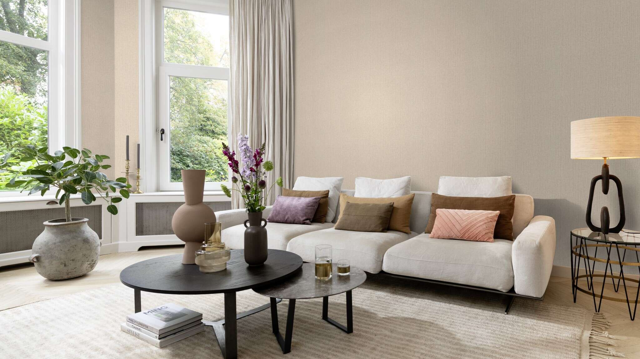 10-407938 Raumsituationen 3 Room with Subtle beige wallpaper in a textile linen look for harmonious wall design