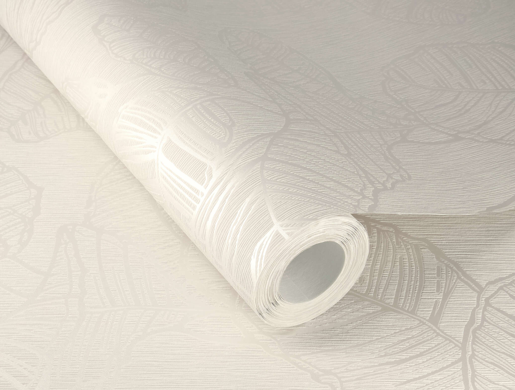 10-822618 Detailaufnahmen 1 Detailed image of Cream-coloured background with a sophisticated vertical texture and leaf motifs in shiny mother-of-pearl