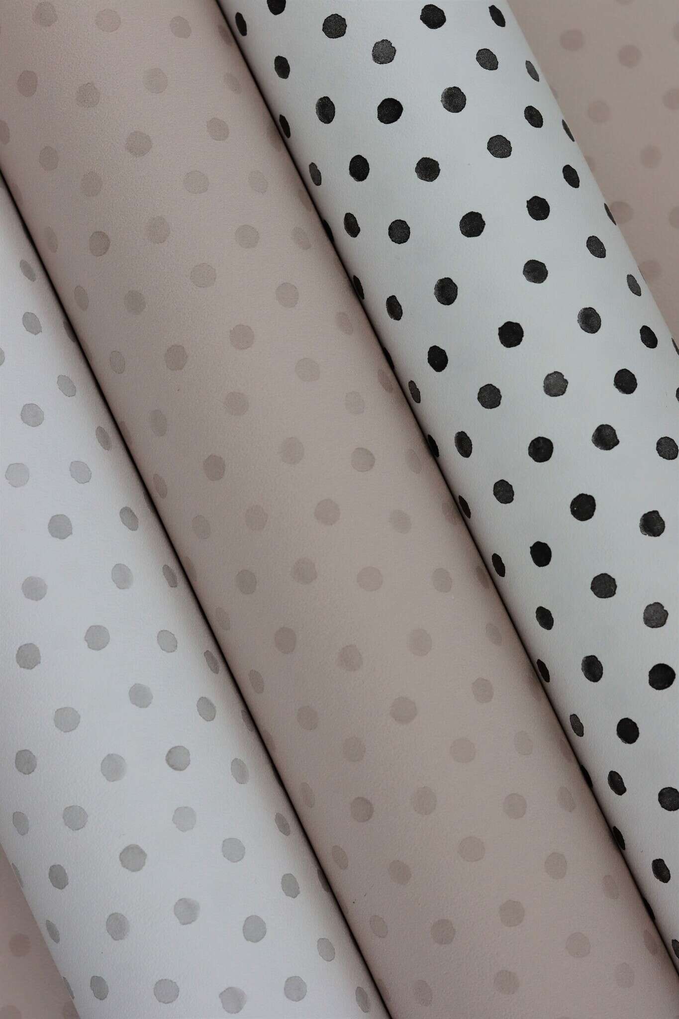 10-253030 Detailaufnahmen 3 Detailed image of Subtle dot wallpaper with a regular pattern of small grey dots on a light background