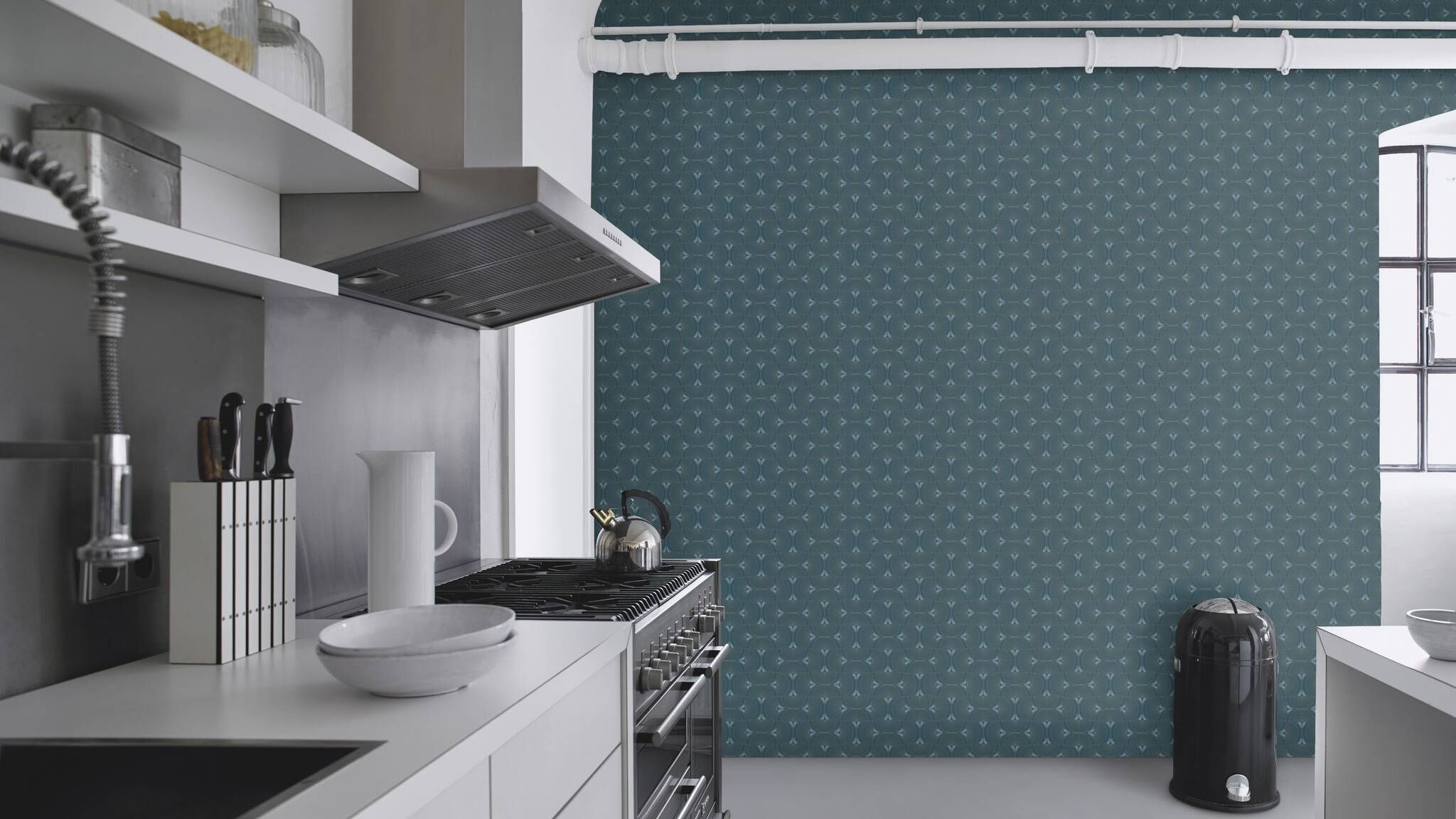 10-792317 Raumsituationen 2 Room with Art Deco-style wallpaper with stylised peacock fan